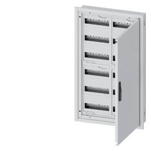 Geöffneter Elektroverteilerschrank mit mehreren leeren Schalterplätzen für Leitungsschutzschalter und teilweise geöffnetem Deckel mit Scharnier.