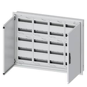 Offener wandmontierter Elektroschrankschrank mit mehreren modularen Schutzschalter-Steckplätzen und Scharnieren türen auf weißem Hintergrund.