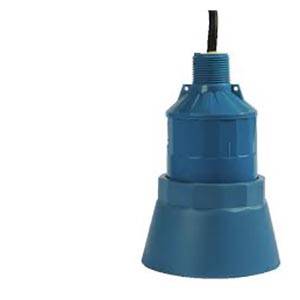 Blaue industrielle Hängelampe mit schwarzem Kabel und breitem konischem Schirm auf weißem Hintergrund.
