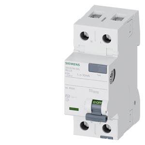 Weißer Siemens-Leitungsschutzschalter oder Fehlerstromschutzschalter mit Kippschalter und Anschlussöffnungen, dargestellt auf neutralem Hintergrund.