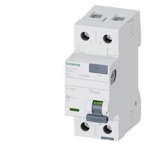 Weißer Siemens-Leitungsschutzschalter mit Kippschalter und doppelten Klemmanschlüssen, isoliert auf einfachem Hintergrund dargestellt.