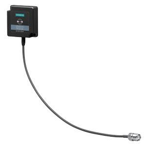 Schwarze Siemens-Sensorbox mit langem angebundenem Kabel, das in einem Metallstecker endet, gezeigt auf weißem Hintergrund.