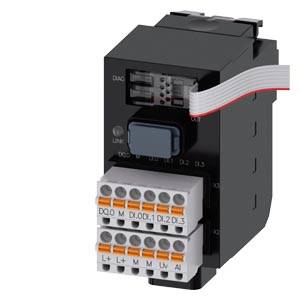 Schwarzes Industriesteuermodul mit Klemmleisten und Flachbandkabel zur Verdrahtung digitaler Ein- und Ausgänge.