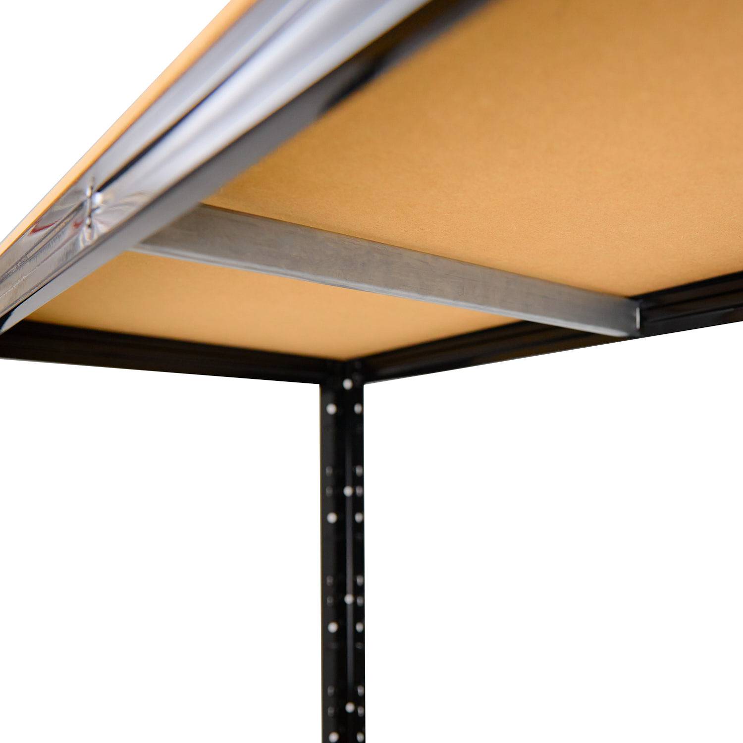 Nahaufnahme einer Ecke einer Metallregalanlage mit einer beigen Regalsohle und einem schwarzen Stützpfosten vor weißem Hintergrund.