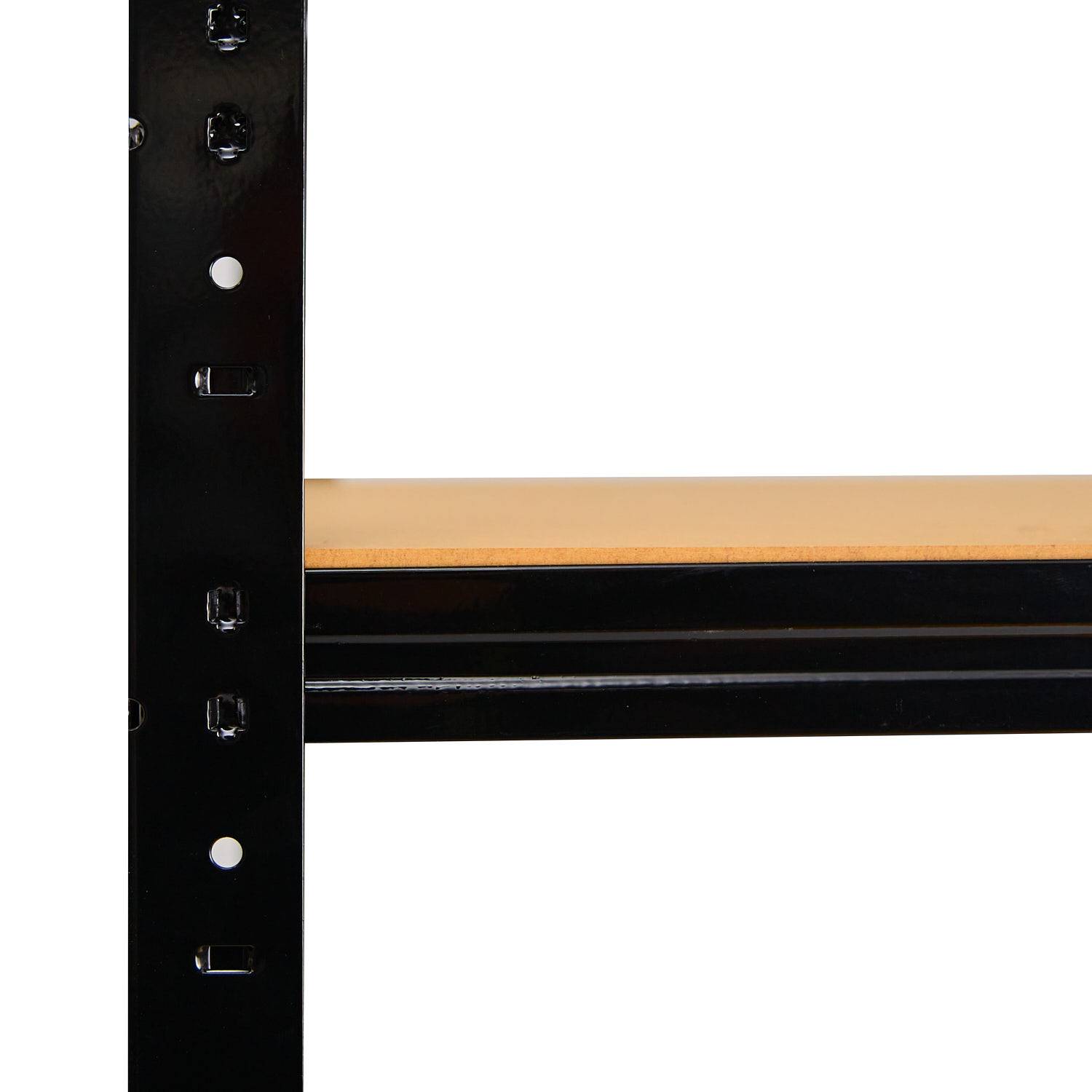 Schwarzes Metallregalhalter mit horizontalem Arm und Montagelöchern auf weißem Hintergrund.