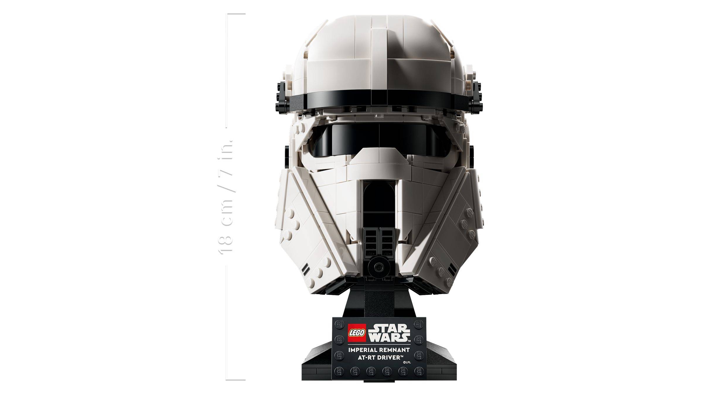 LEGO Star Wars Imperialer AT-AT Fahrer Helm Ausstellungsmodell auf einem schwarzen Ständer mit Namensschild.