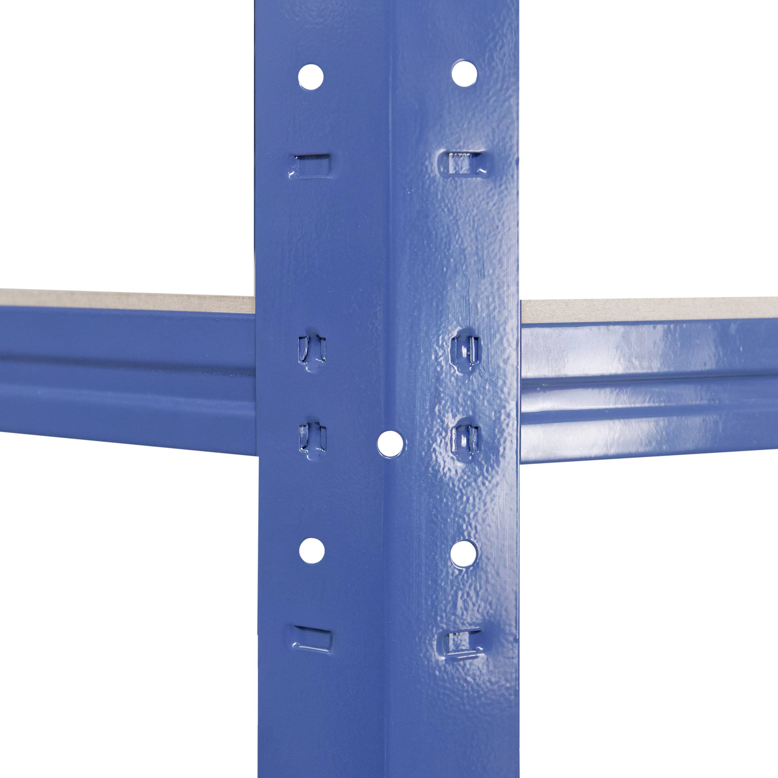 Nahaufnahme eines blauen Metalllagereisens mit horizontalem Träger, der durch Verriegelungslöcher und Clips befestigt ist.