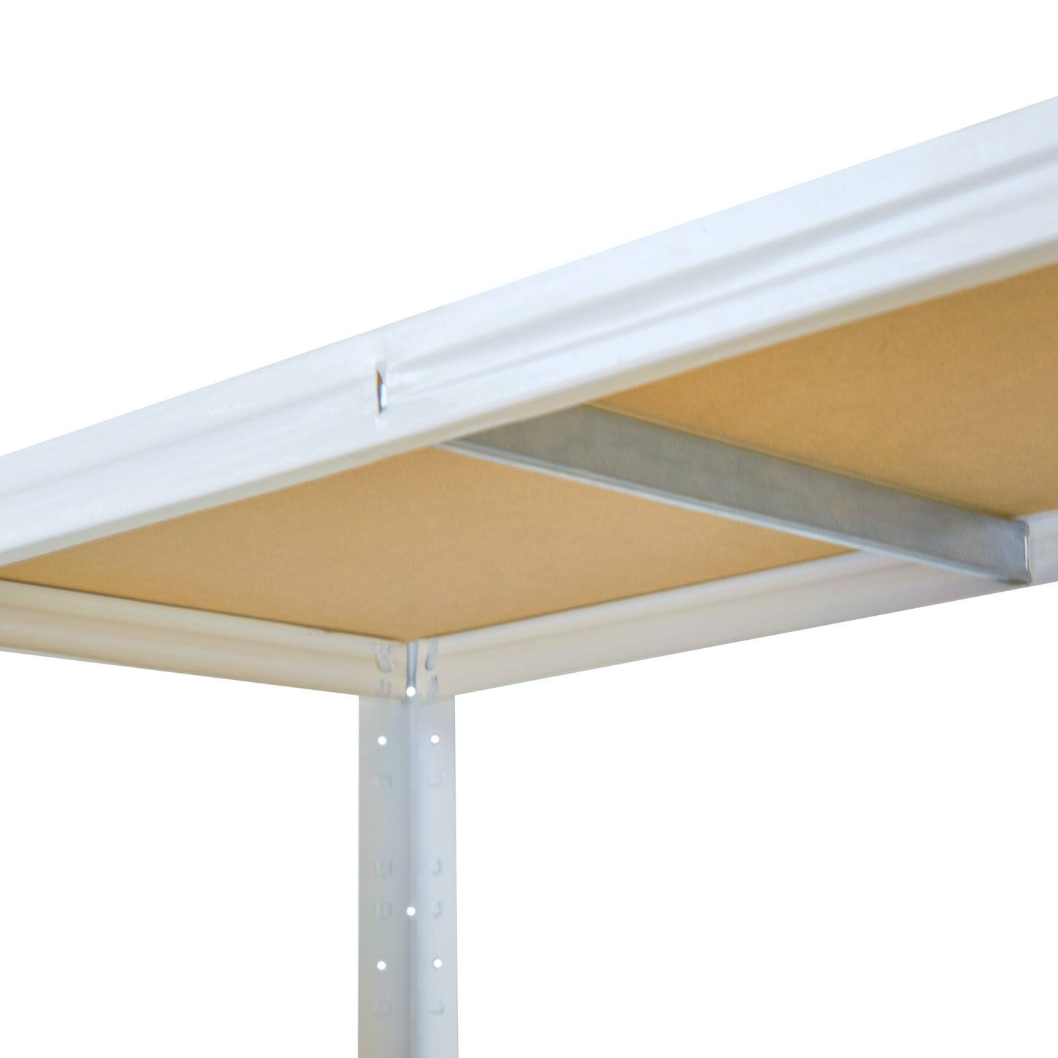 Nahaufnahme der Unterseite eines weißen Metallregals oder Tisches mit einer zentralen Stützklammer vor einem einfachen weißen Hintergrund.