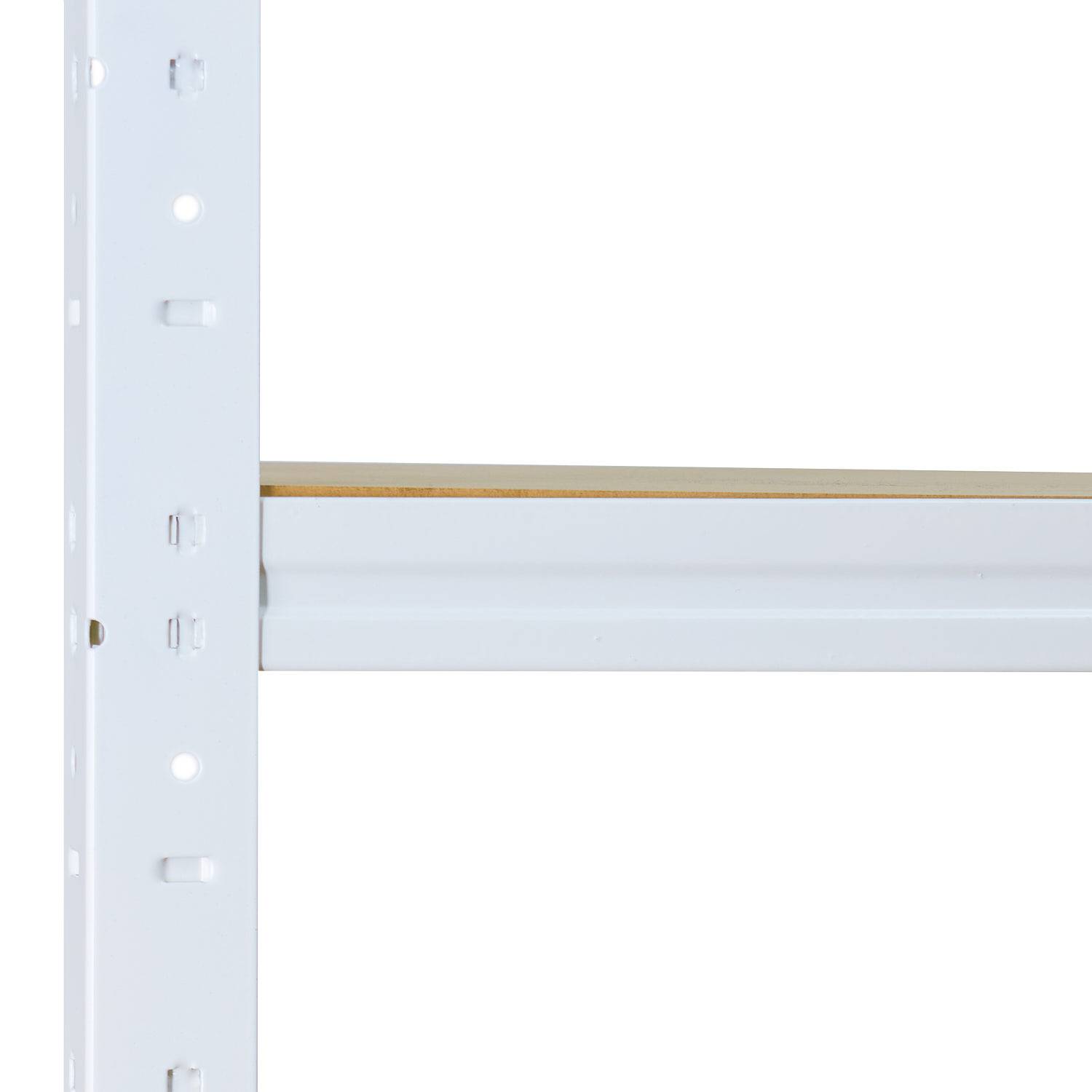 Nahaufnahme einer weißen Metallregal-Stütze mit Perforationen und einem befestigten horizontalen Träger vor einem einfachen Hintergrund.