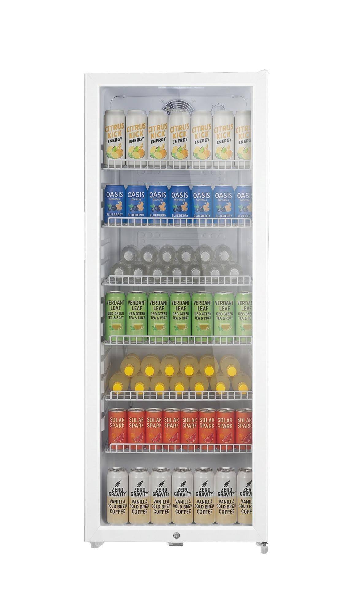 Glastür-Getränkekühlschrank gefüllt mit Reihen von Dosenbränken und Flaschengetränken, die nach Farbe auf Regalen angeordnet sind.