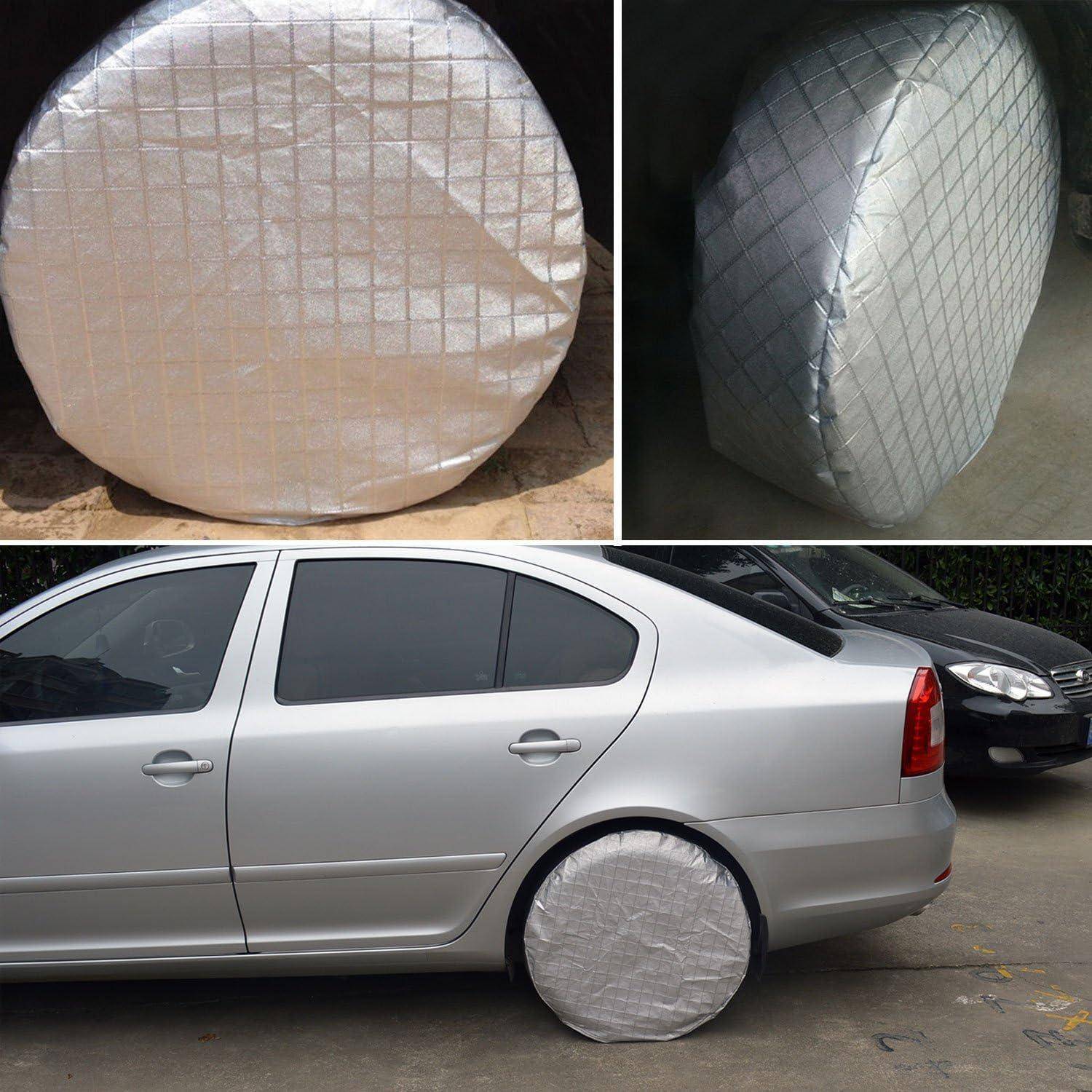 Collage mit silbernen Radkappen oder Schutzhüllen und einem Auto mit einem hinteren Rad, das mit einer silbernen Hülle abgedeckt ist.
