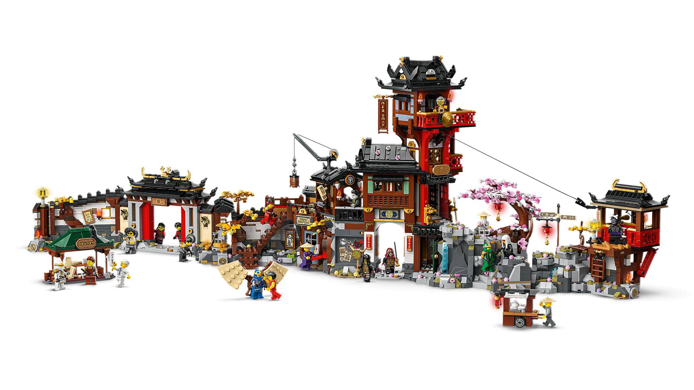 Lego-ähnlicher asiatischer Tempel- und Dorfbausatz mit mehreren Gebäuden, Brücken, Türmen, Bäumen und Minifiguren auf weißem Hintergrund.
