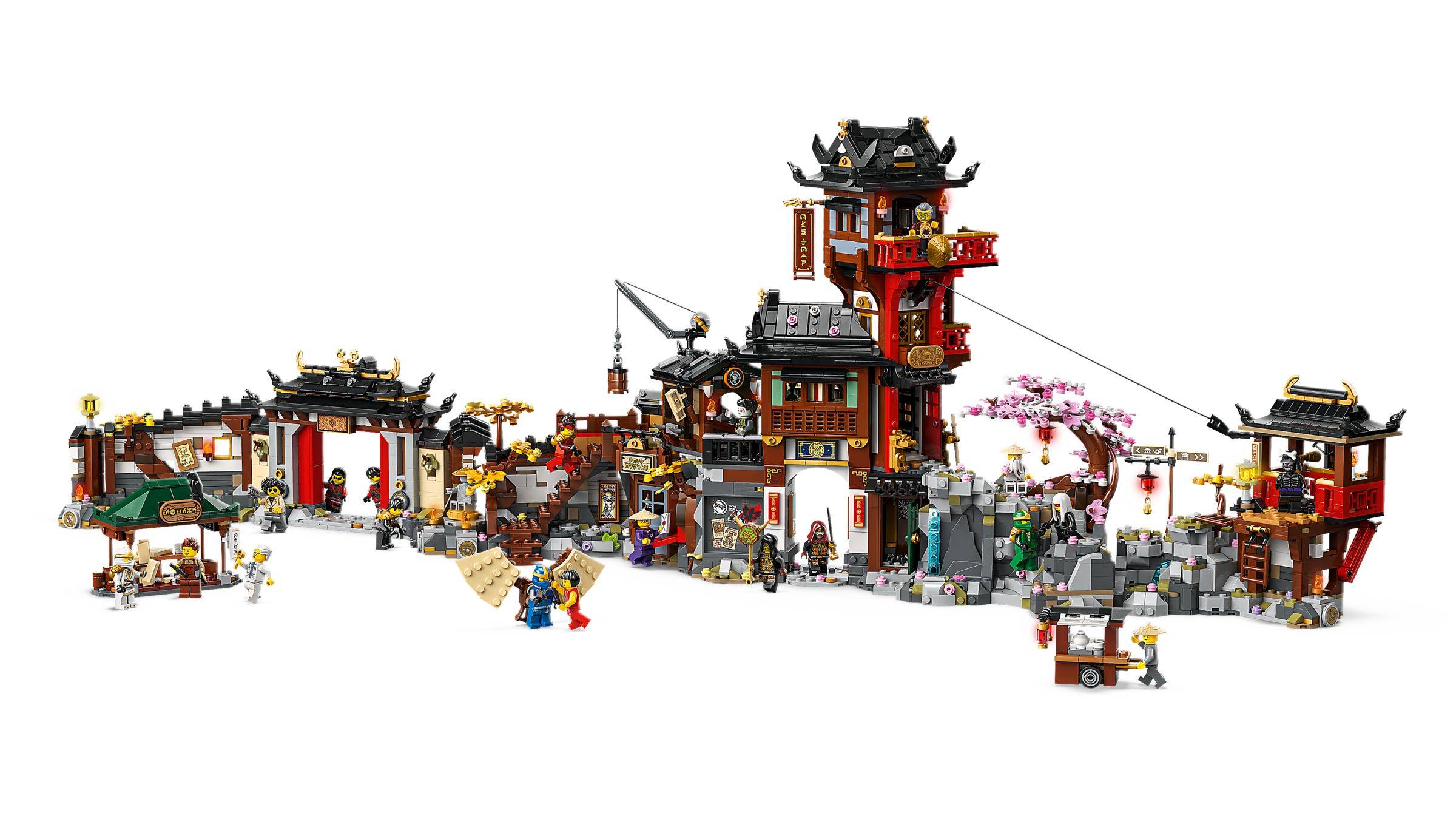 Ein großes LEGO-ähnliches chinesisches Tempeldorf-Set mit mehreren Pagoden-Gebäuden, Toren, Brücke, Treppen, Minifiguren und Kirschblüten, die durch Gehwege verbunden sind.