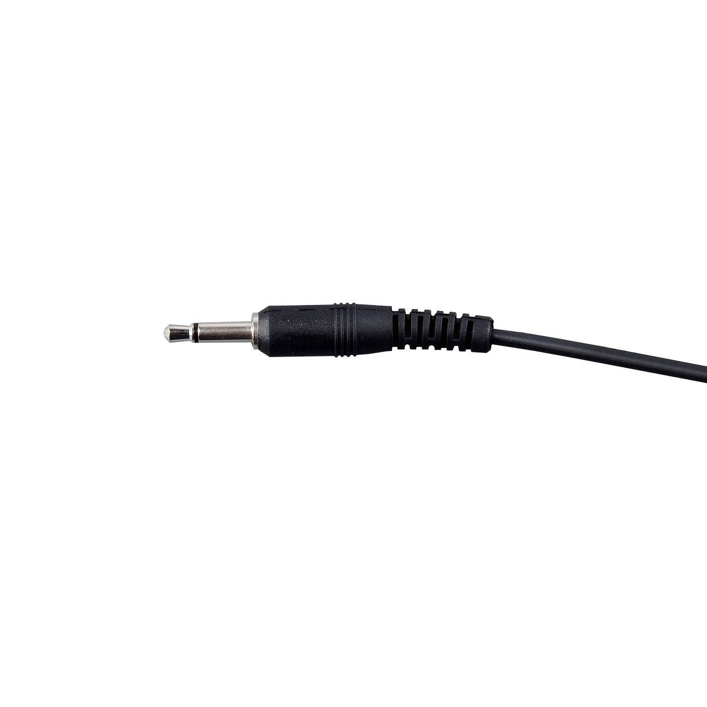 Nahaufnahme eines schwarzen 3,5-mm-Audiokabelsteckers auf weißem Hintergrund, horizontal dargestellt mit dem Kabel, das sich nach rechts erstreckt.