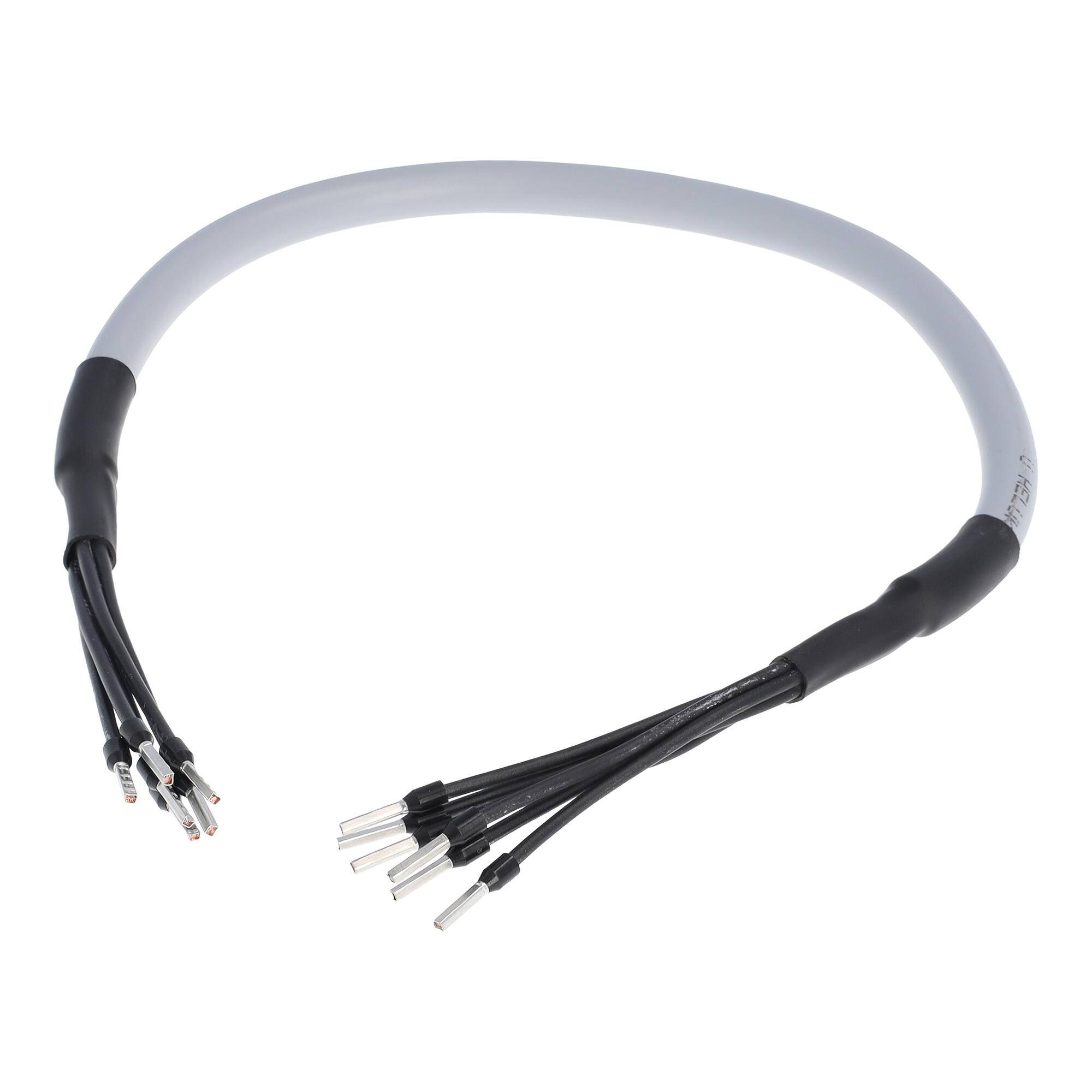 Ein graues Kabel mit zwei schwarzen ummantelten Enden, jedes in vier freiliegende Drähte mit Metallanschlüssen aufgeteilt, auf weißem Hintergrund dargestellt.