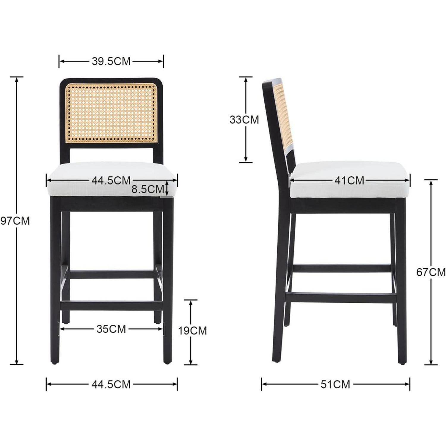Abmessungsdiagramm eines Barhockers mit Rattan-Rückenlehne und weißem Sitz: 97 cm hoch, 44,5 cm breit, 51 cm tief; Sitzhöhe 67 cm.