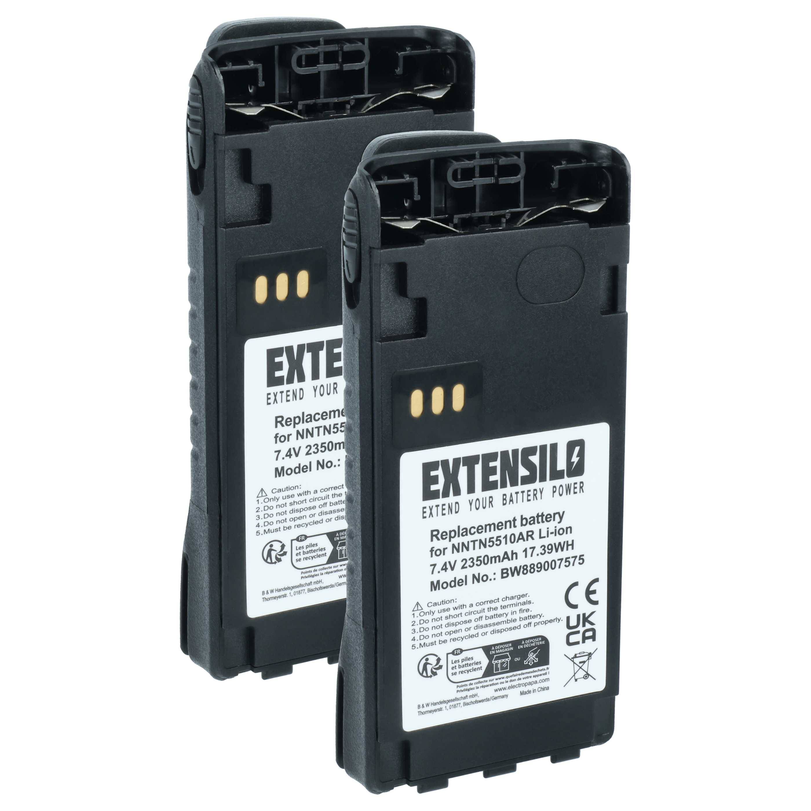 Zwei schwarze wiederaufladbare Batteriepacks mit Etiketten, nebeneinander auf weißem Hintergrund stehend.