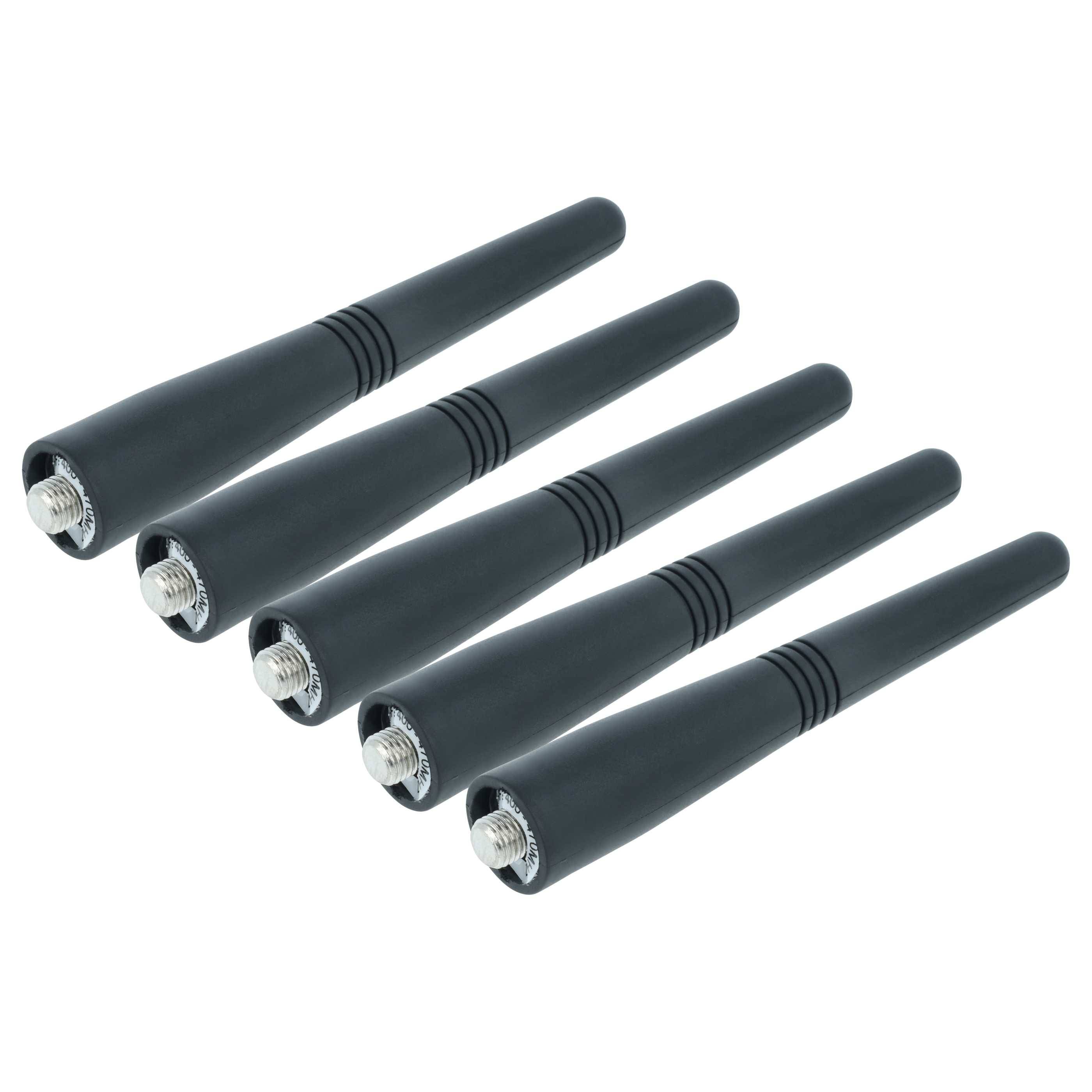 Fünf schwarze zylindrische Antennen mit Gewinde-Metallverbindern, diagonal auf weißem Hintergrund angeordnet.