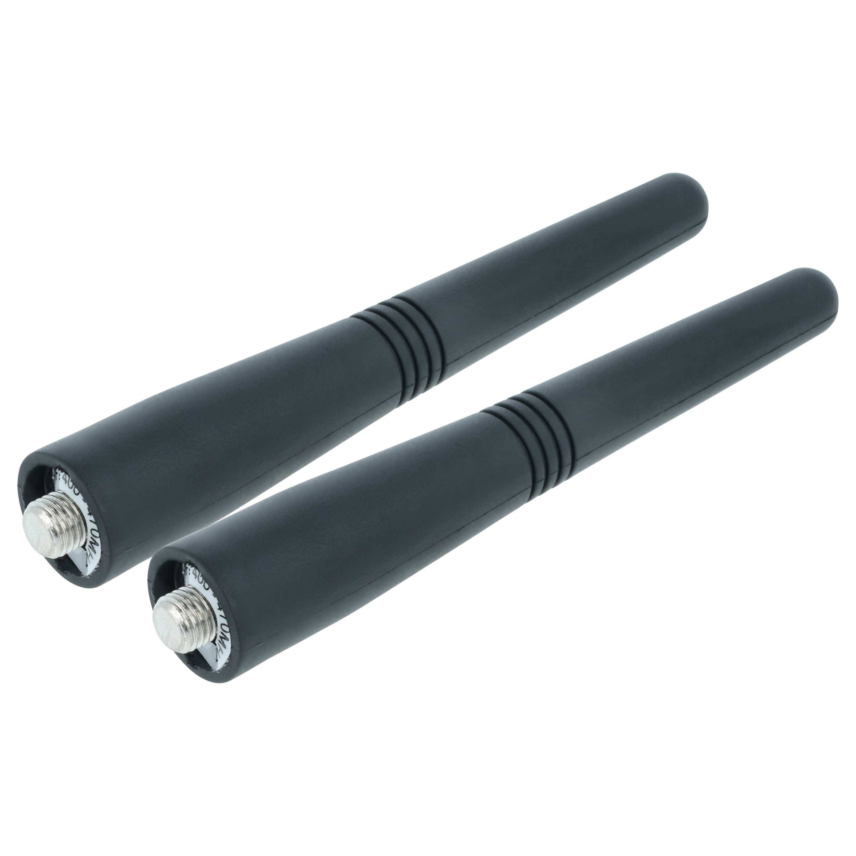 Zwei schwarze zylindrische Antennen mit Gewindemetallverbindern, nebeneinander auf weißem Hintergrund dargestellt.