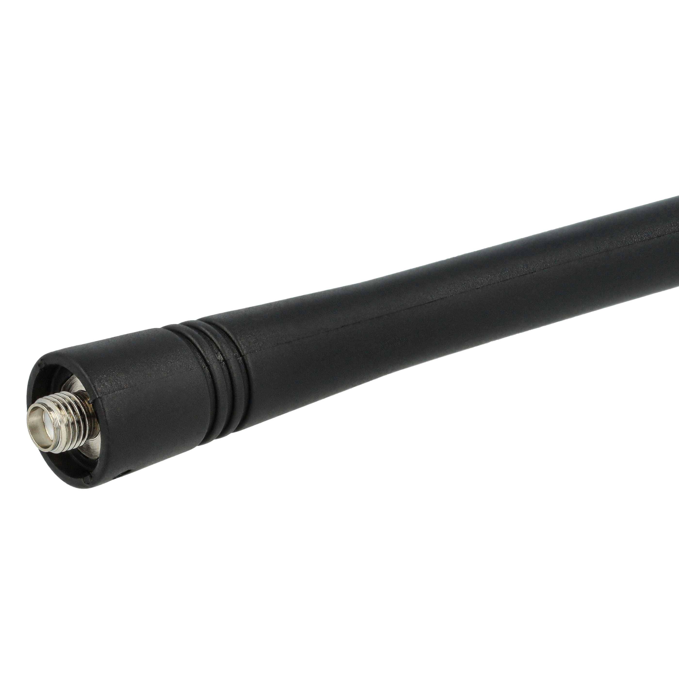 Schwarze Funkantenne mit freiliegendem metallischem Gewinde-Stecker auf weißem Hintergrund.