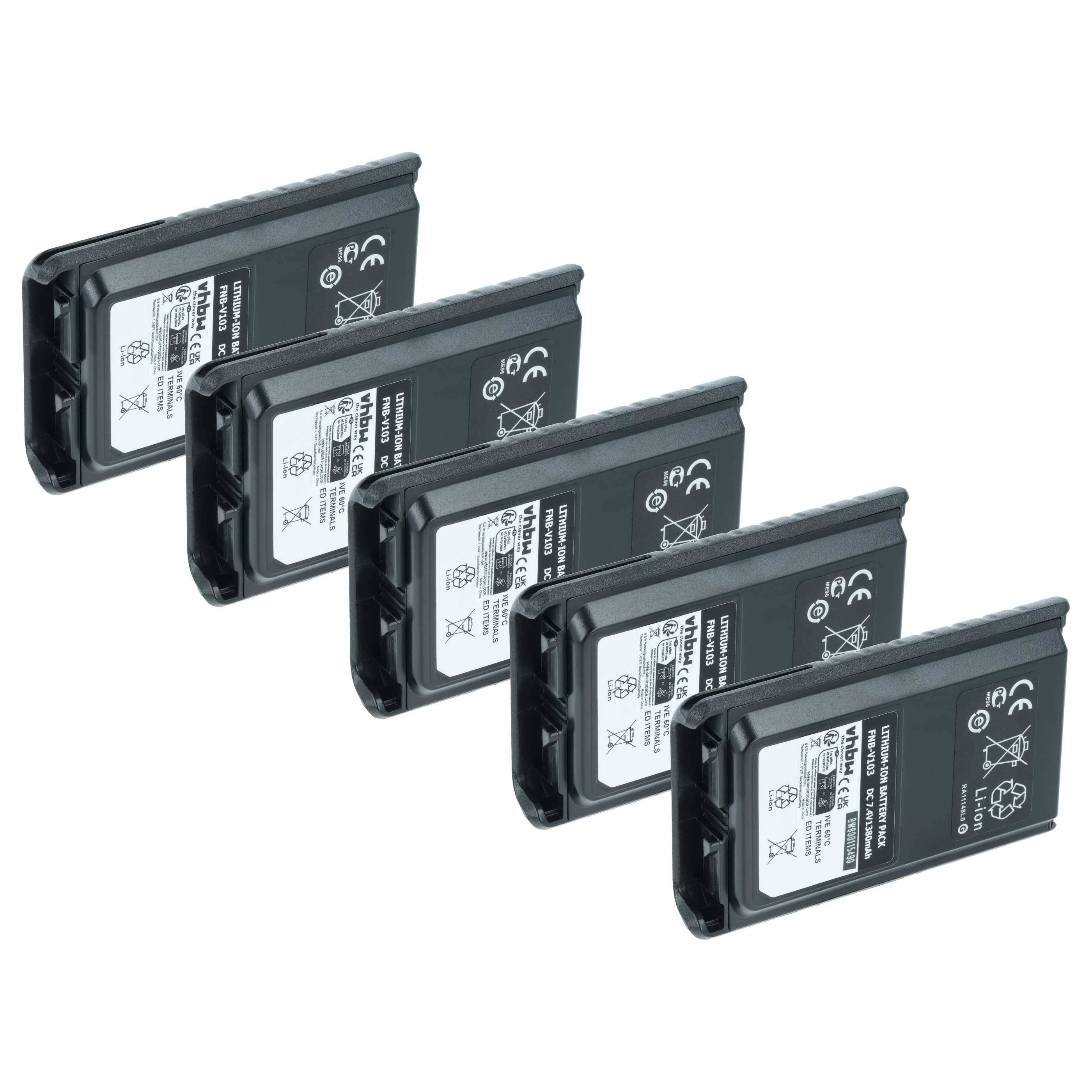 Fünf schwarze wiederaufladbare Batteriepacks, diagonal auf weißem Hintergrund angeordnet, jedes mit einer Beschriftung und Sicherheitssymbolen.