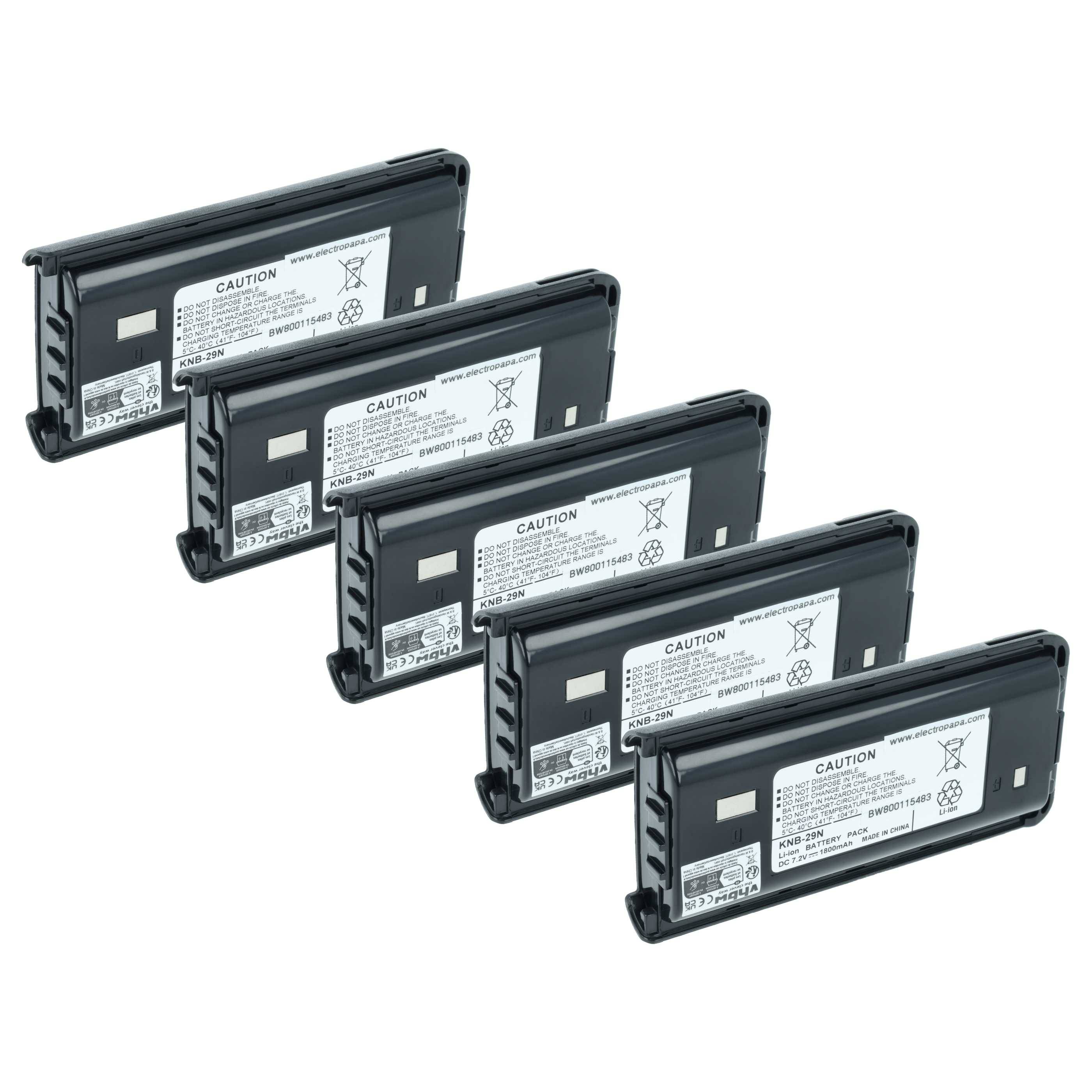 Fünf schwarze rechteckige Batteriepatronen diagonal auf weißem Hintergrund angeordnet, jede mit der Aufschrift 