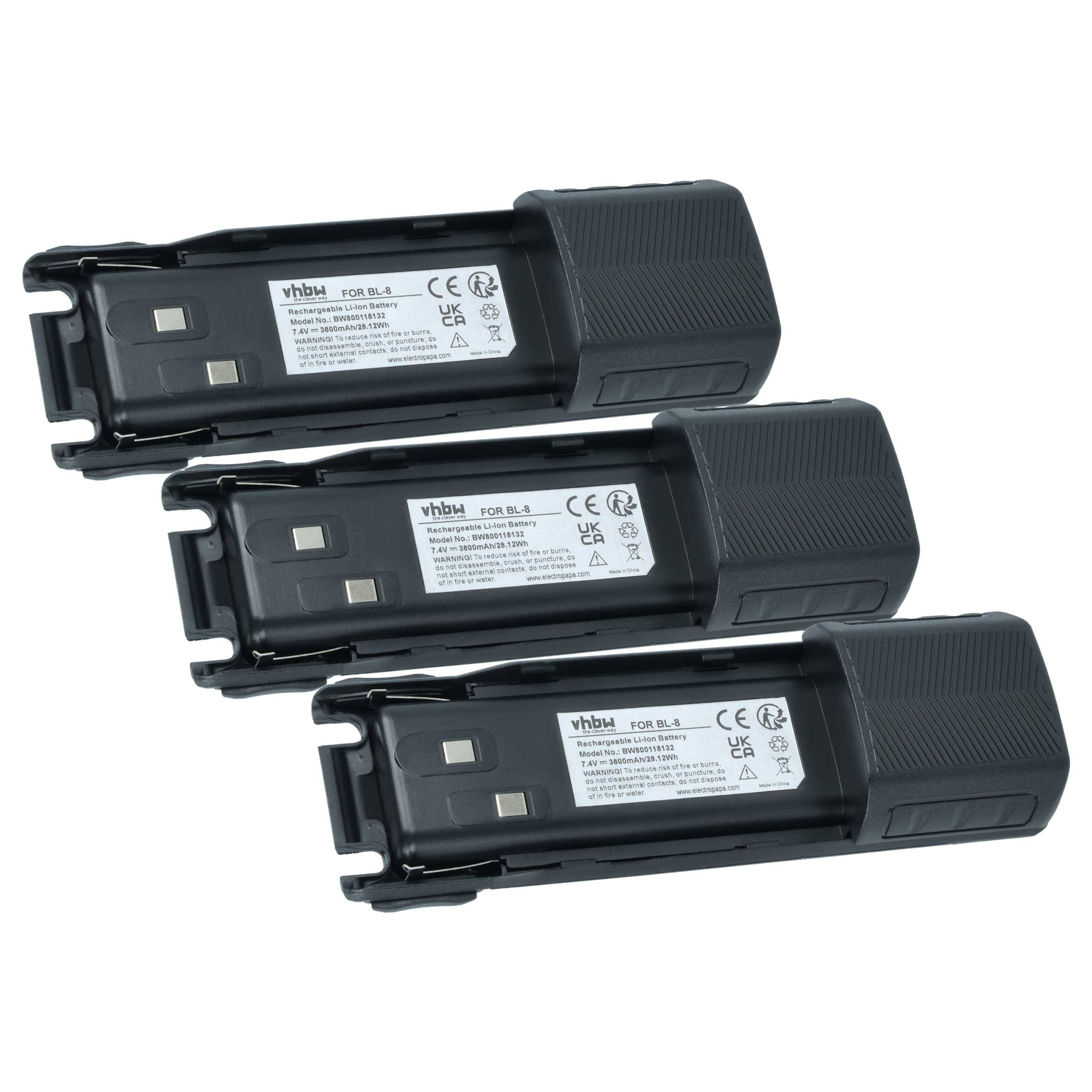 Drei schwarze wiederaufladbare Batteriepackungen diagonal aufgestapelt auf weißem Hintergrund, jede mit sichtbarem Etikett und Steckerende.