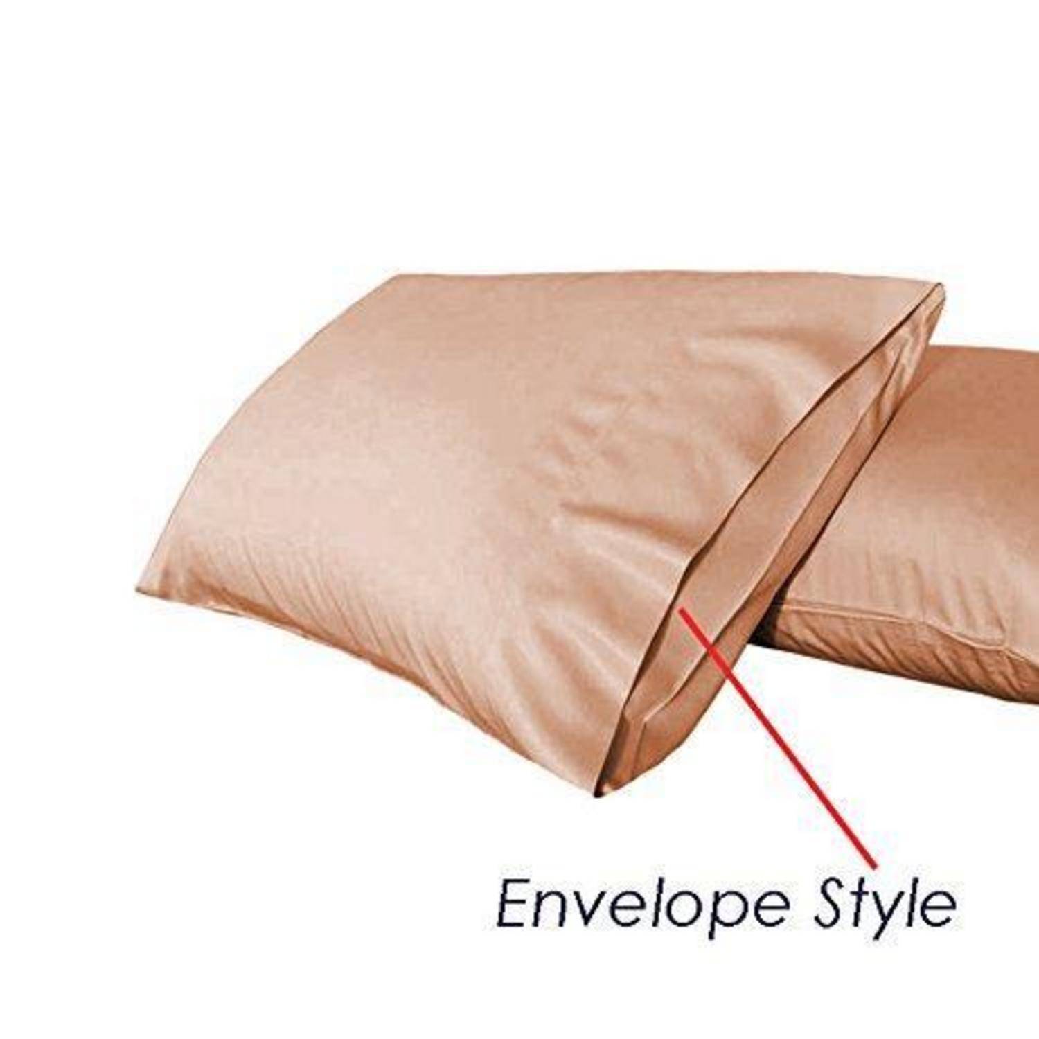 Nahaufnahme einer beigen Kissenhülle mit überlappendem Verschluss, beschriftet mit „Envelope Style".