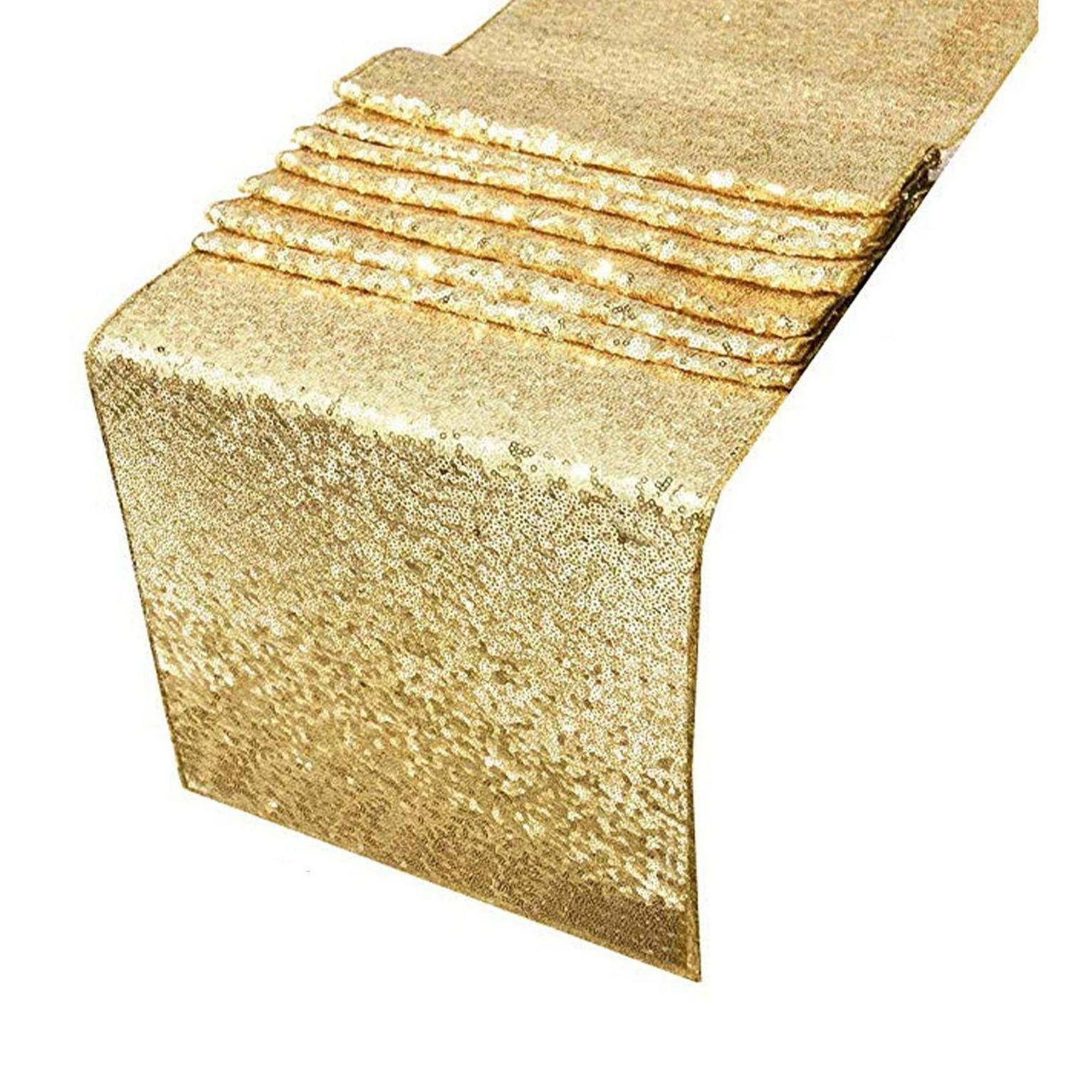 Goldfarbener Glitter-Tischläufer, der über eine Tischkante drapiert ist, mit strukturierter, funkelnder Oberfläche und Faltendetails.