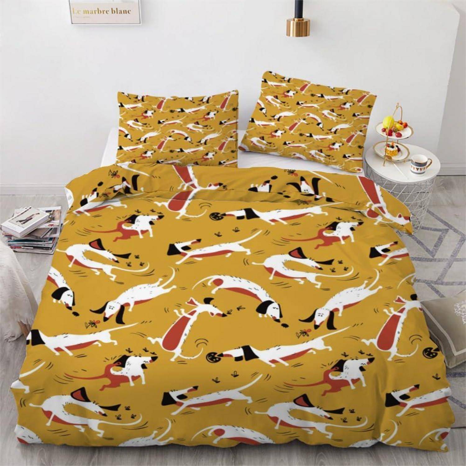 Bett mit senf-gelber Hundemuster-Bettwäsche und passenden Kissenbezügen in einem hellen Schlafzimmer.