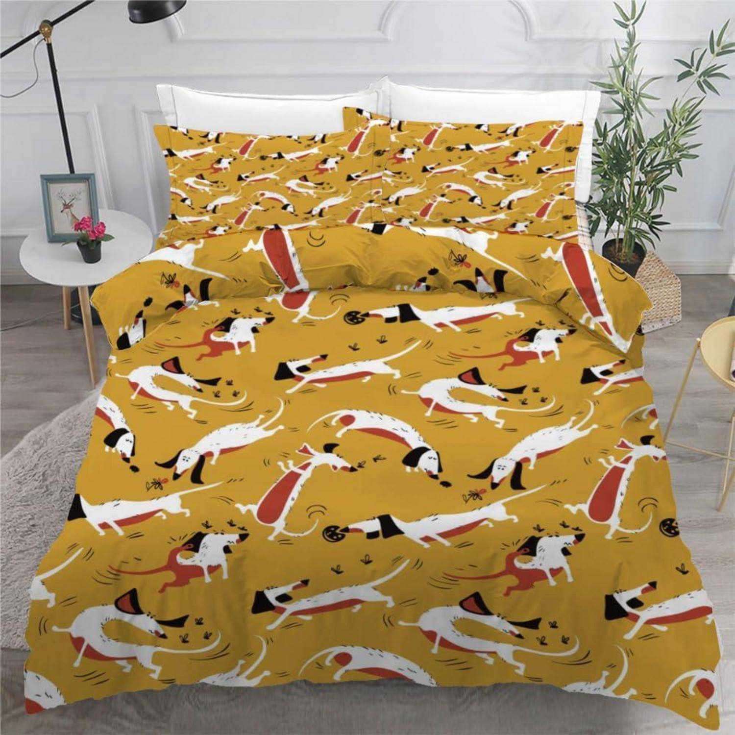 Ein Bett mit einer senfgelben Bettdecke mit Hundemuster und passenden Kissen in einer hellen, modernen Schlafzimmereinrichtung.