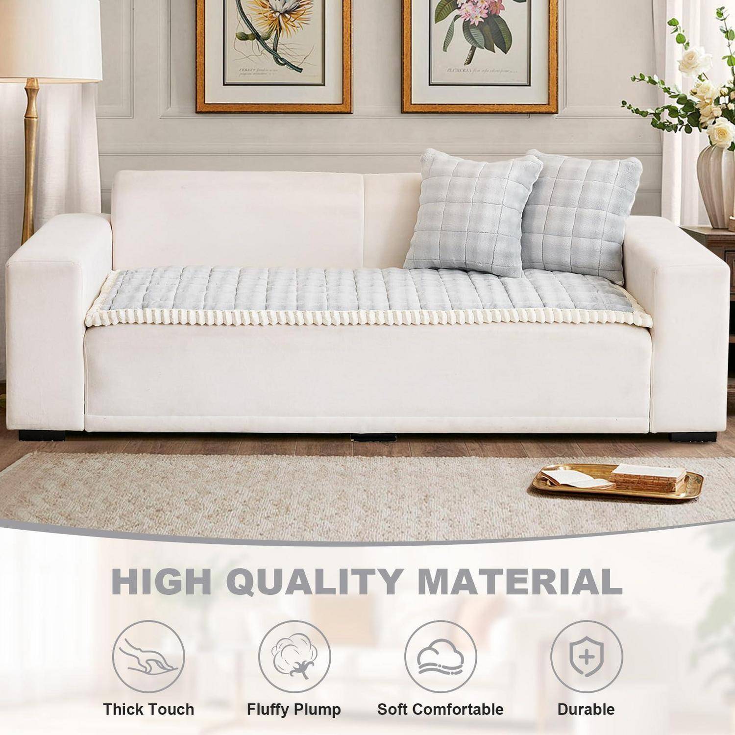Weiße Couch mit karierten Dekokissen in einem Wohnzimmer, gezeigt über einem Banner mit der Aufschrift „HOCHWERTIGES MATERIAL" mit Symbolen mit den Beschriftungen Dicke Haptik, Flauschig Voluminös, Weich Komfortabel, Langlebig.