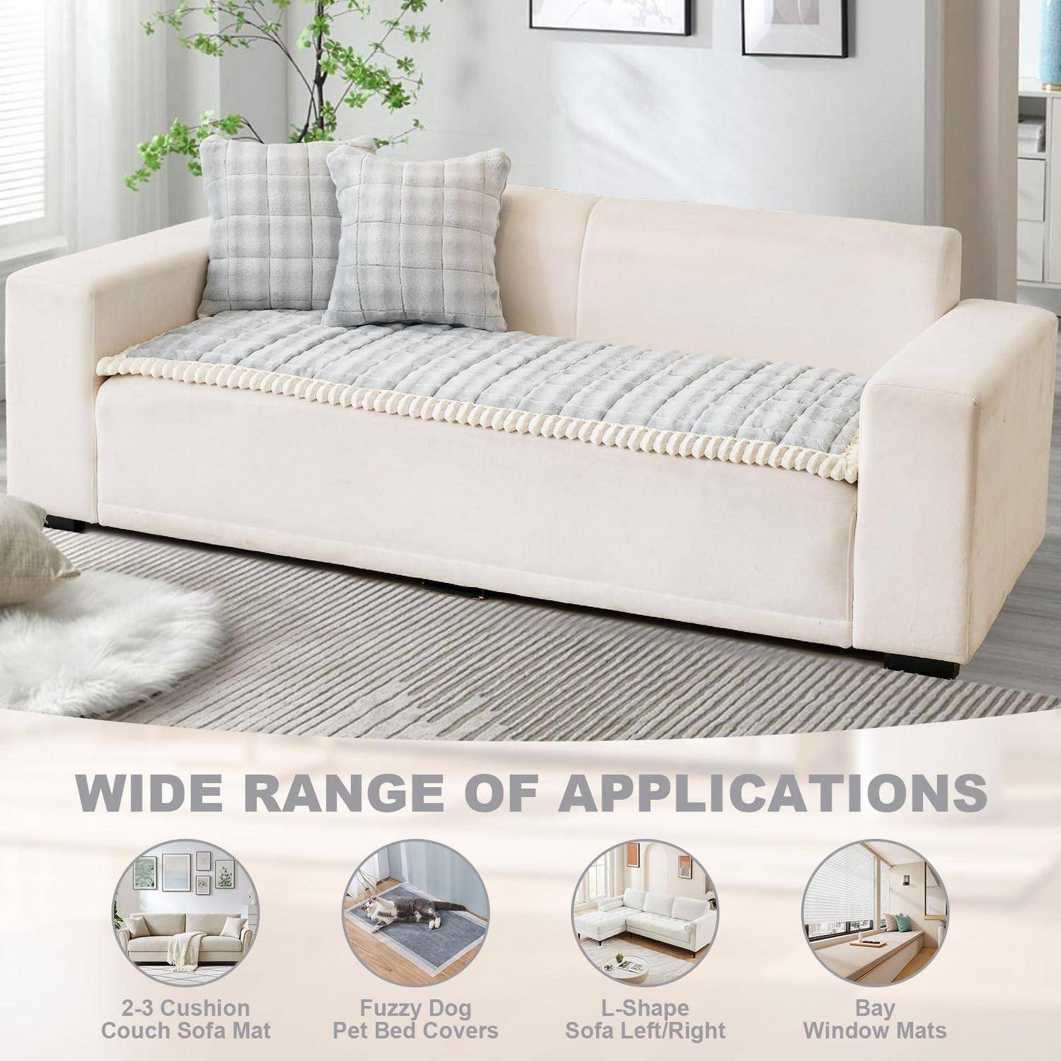 Cremefarbenes Sofa mit gestreiften Kissen in einem hellen Wohnzimmer, dargestellt als vielseitiges 2- bis 3-Sitzer-Schlafsofa für verschiedene Einrichtungsstile.