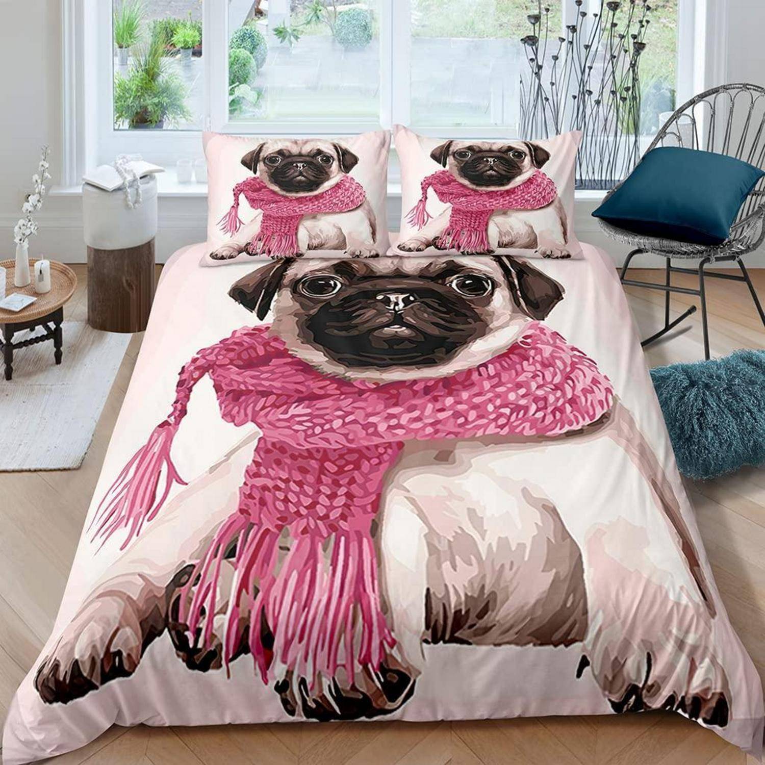 Bettwäscheset mit einem Mops, der einen rosa Schal trägt, mit dem Hundemotiv auf der Bettdecke und passenden Kissenbezügen.