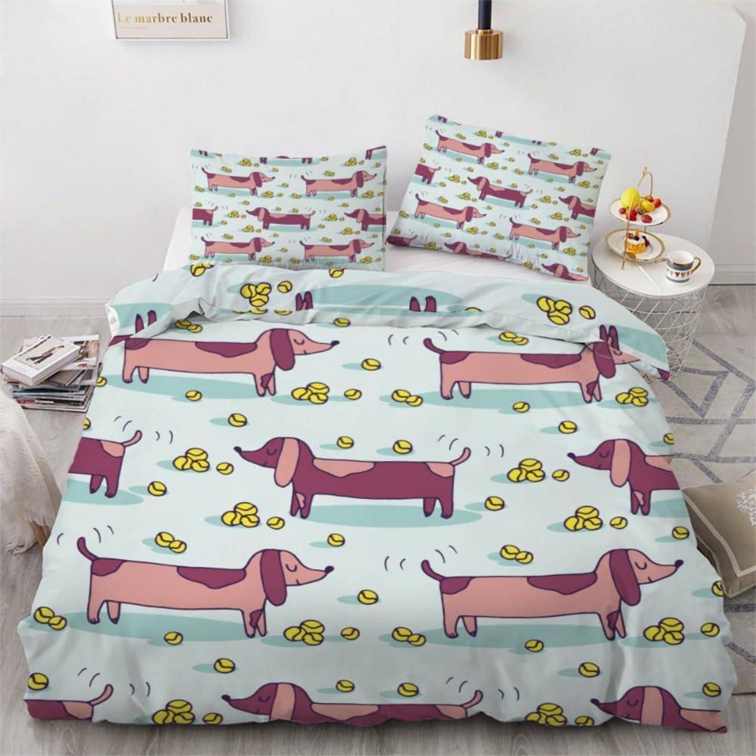 Bett mit Dackel-gemusterter Bettdecke und Kissen in einem hellen Schlafzimmer.
