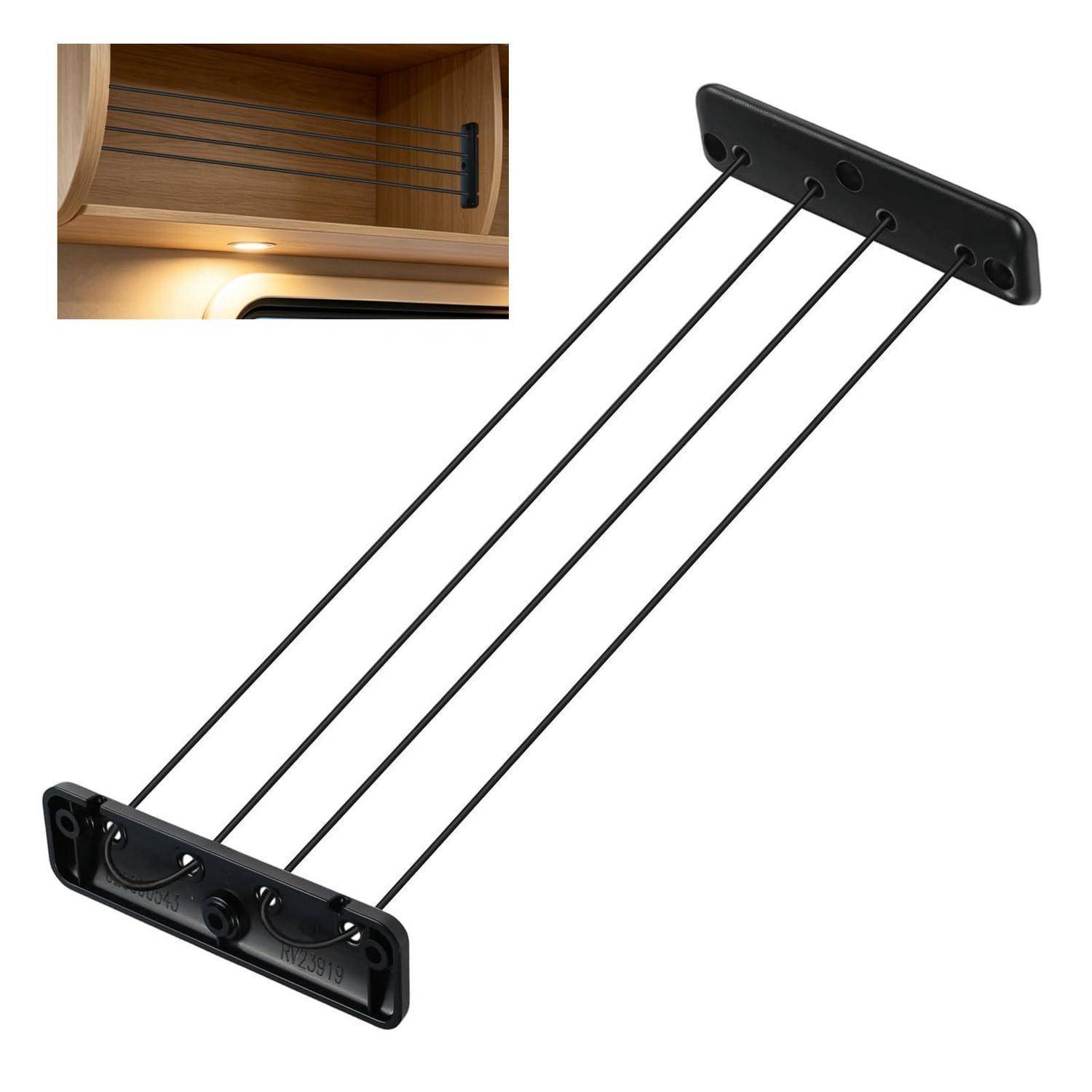 Schwarze dreiseitige Wandkonsolen, die in einem Schrank installiert sind, mit einem eingefügten Foto des Regals, das unter einer Schrankleuchte montiert ist.