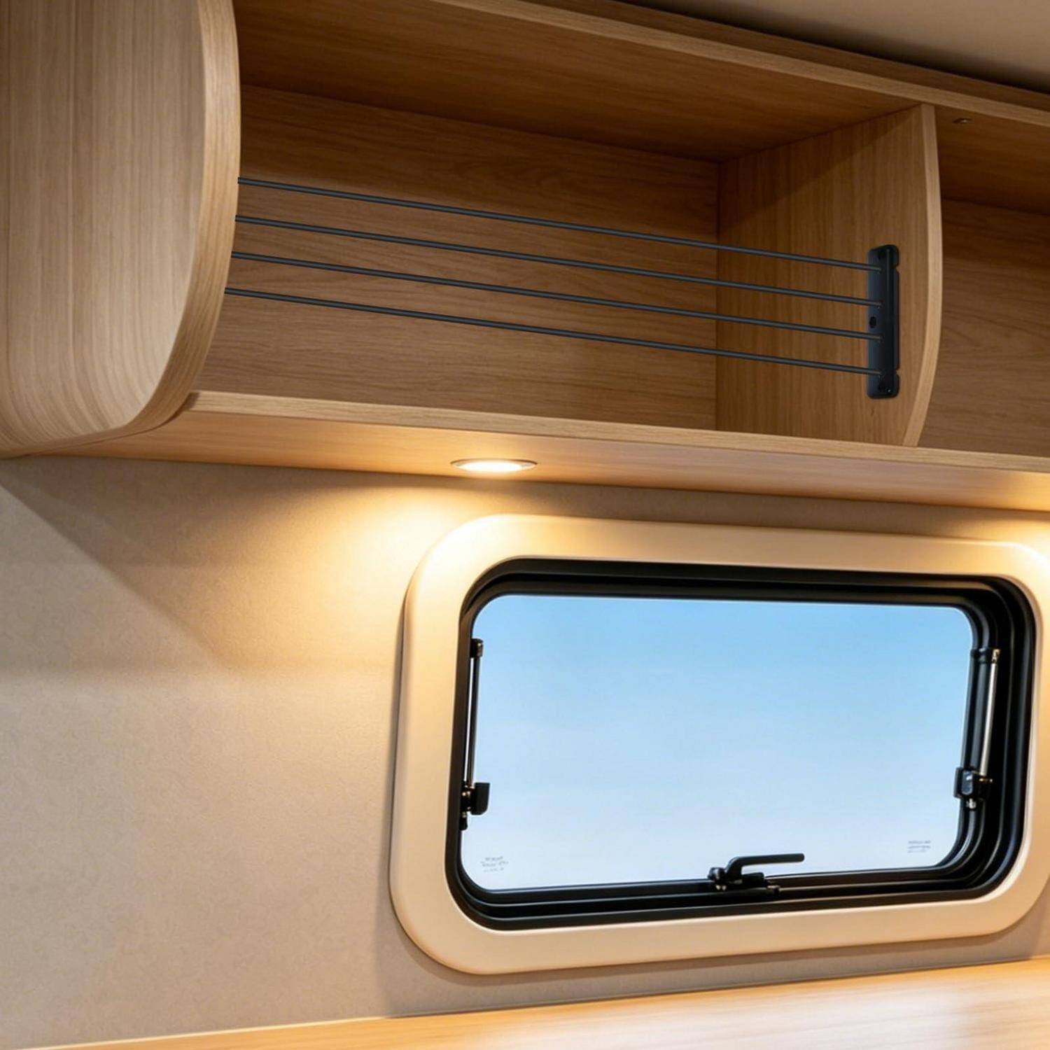 Holzschrank mit offenem Regal und Drahtgestell über einem kleinen Fenster im Wohnmobil-Stil mit schwarzem Verschluss und warmer Unterschrank-Beleuchtung.