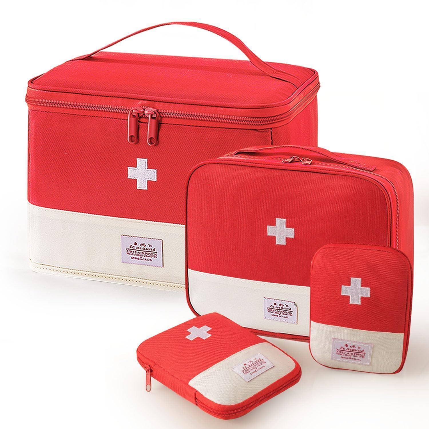 Satz von vier rot-weißen Erste-Hilfe-Kits/Taschen mit weißen Kreuzsymbolen, in verschiedenen Größen auf weißem Hintergrund dargestellt.