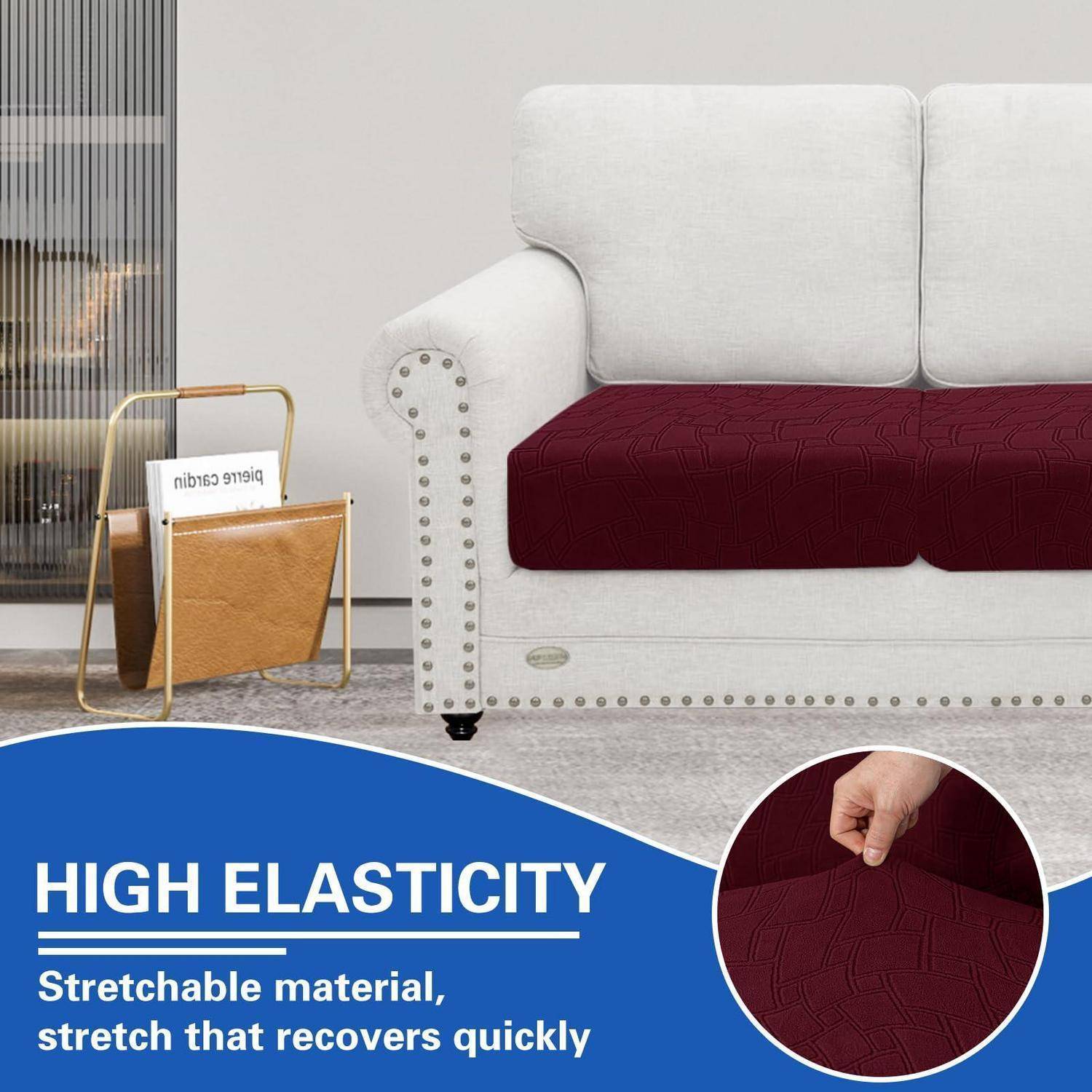 Werbebild eines hellen Sofas mit bordeauxroten Sitzbezügen und einer Hand, die den Stoff dehnt, mit der Aufschrift „HOHE ELASTIZITÄT" und „Dehnbares Material, Dehnung, die sich schnell erholt"".
