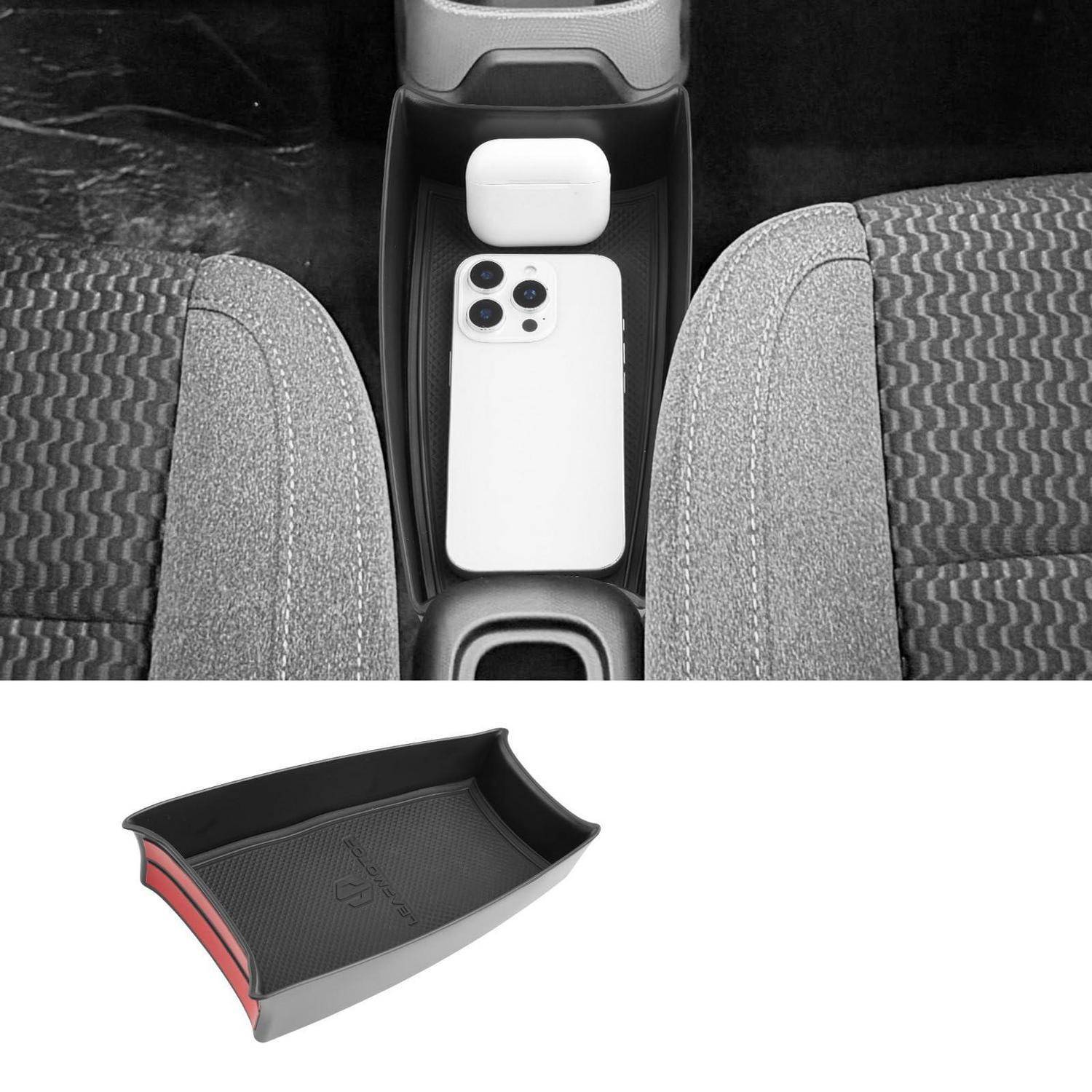 Ablagefach der Mittelkonsole eines Autos, das ein Smartphone hält, mit einem zweiten Bild, das das Tablett-Zubehör in schräger Position auf weißem Hintergrund zeigt.