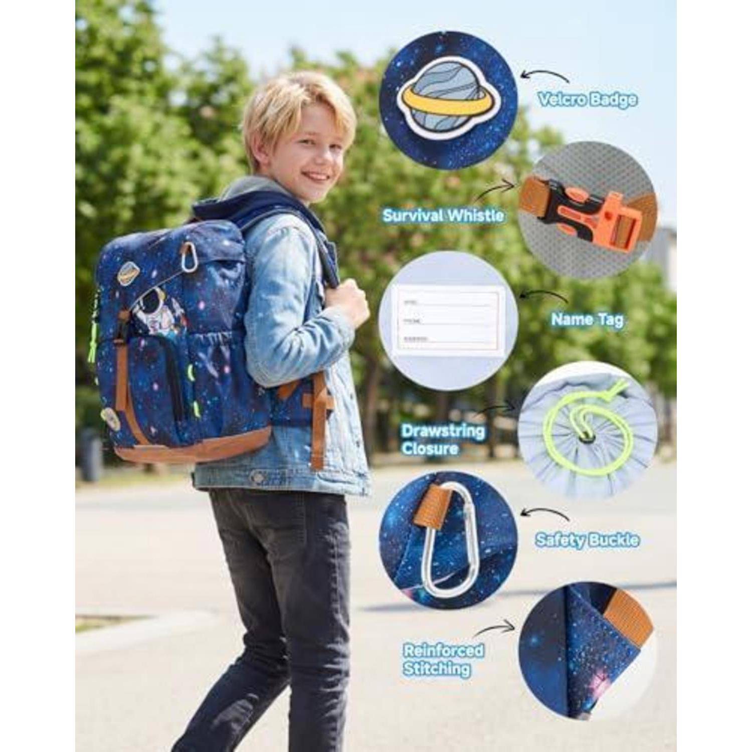 Lächelnder Junge mit einem blauen Rucksack im Galaxie-Muster, mit Beschriftungen, die Funktionen hervorheben: Klettverschluss-Abzeichen, Überlebungspfeife, Namensschild, Kordelzugverschluss, Sicherheitsschnalle, verstärkte Nähte.
