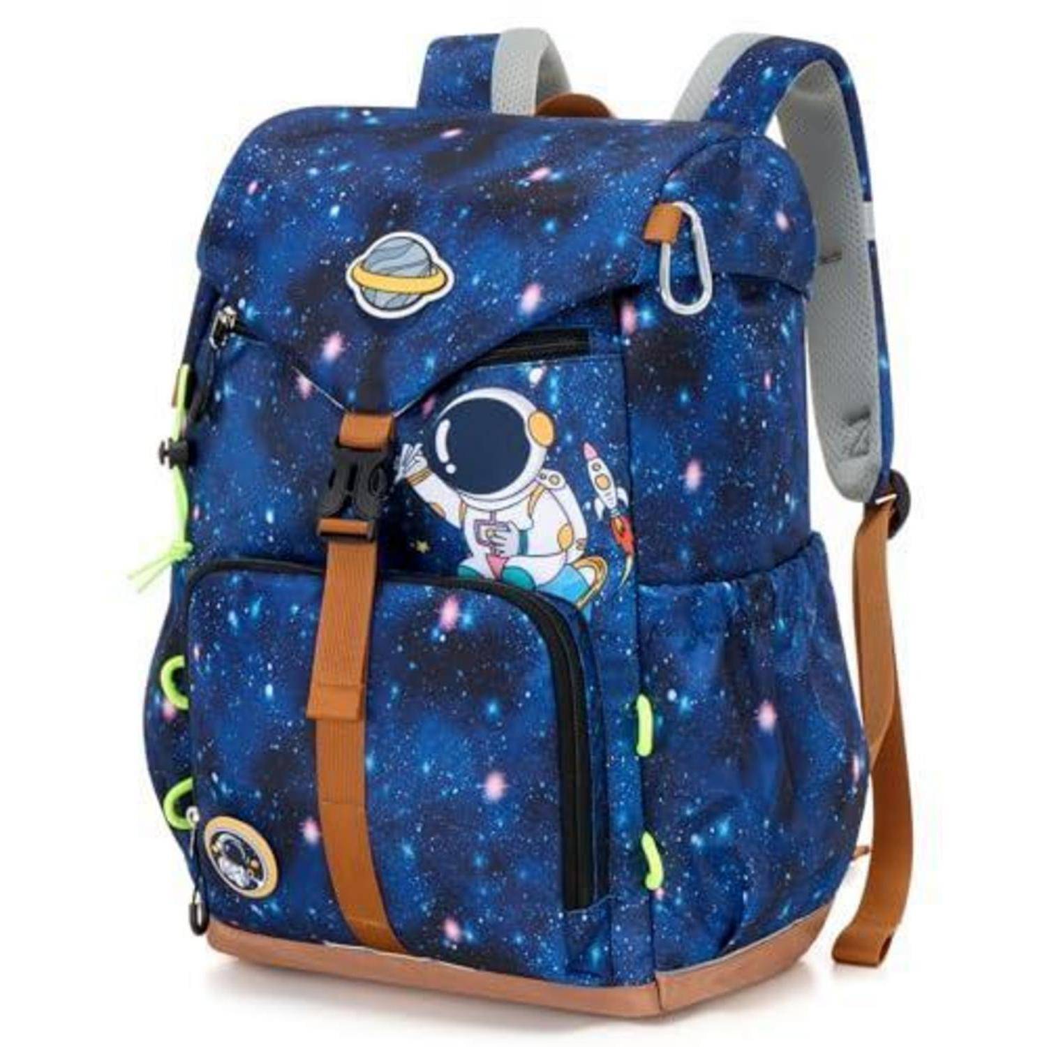 Blauer Rucksack mit Galaxie-Muster und Astronauten-Patches, Reißverschlusstasche vorne und beige Riemen auf weißem Hintergrund.