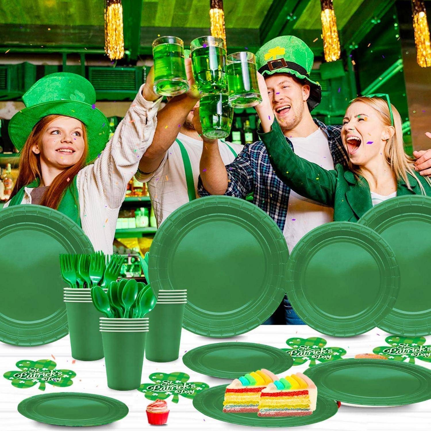Menschen in grünen Hüten jubeln und heben Bierkrüge auf einer St. Patrick's Day Party mit grünen Tellern, Bechern und festlichem Tafelgeschirr.