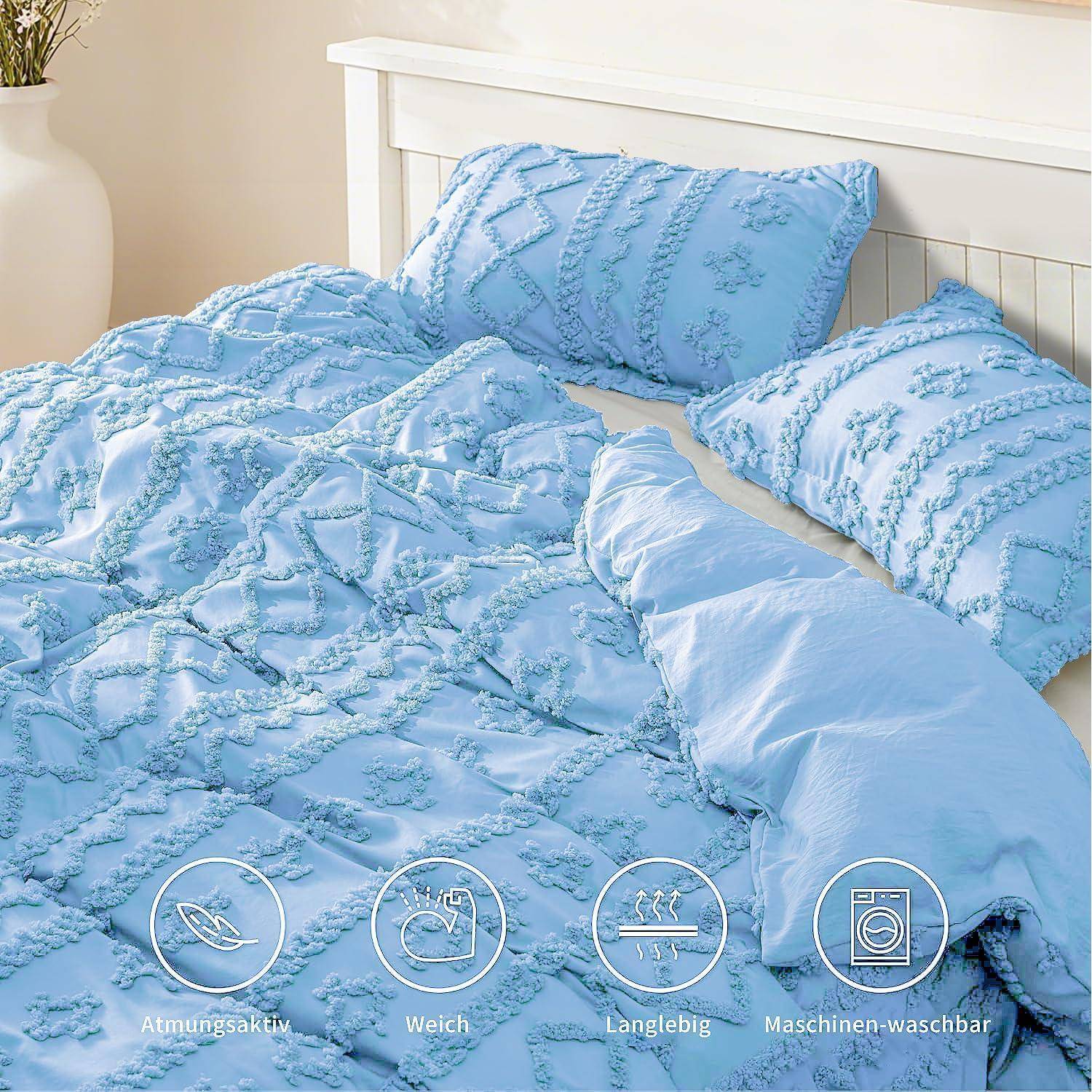 Blaukariertes Bettwäscheset auf einem weißen Bett, das eine Steppdecke, Kissen und eine Bettdecke zeigt; Symbole deuten auf atmungsaktiv, weich, langlebig und maschinenwaschbar hin.