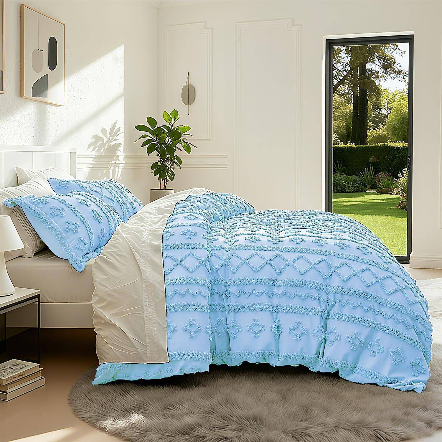 Helles Schlafzimmer mit einem weißen Bett, das mit hellblauer Bettwäsche bezogen ist, einer Topfpflanze an der Wand und einer offenen Tür zu einem sonnigen Garten.