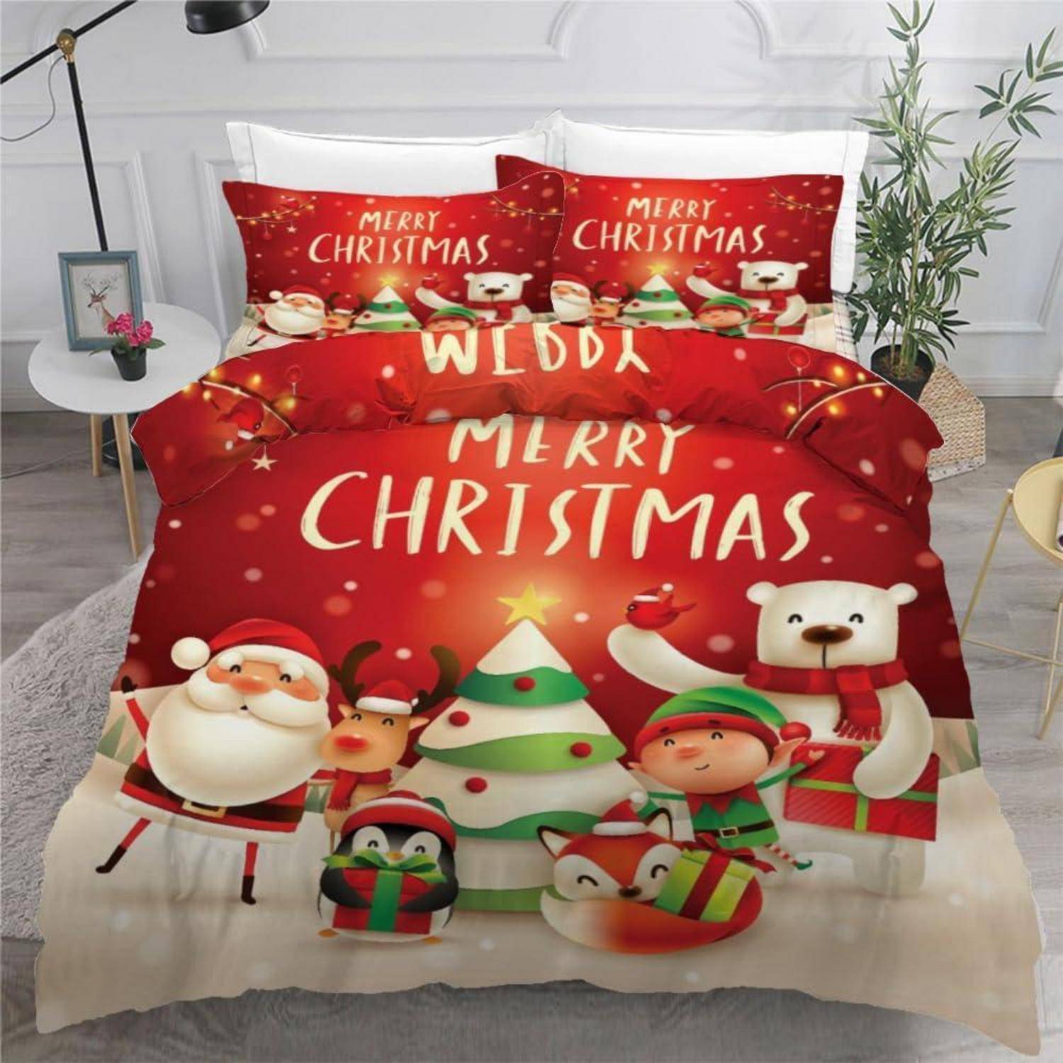 Weihnachtliches Bettwäsche-Set mit roter „Frohe Weihnachten" Bettwäsche mit Weihnachtsmann, Rentieren, Teddybär, Elfen und einem geschmückten Baum.