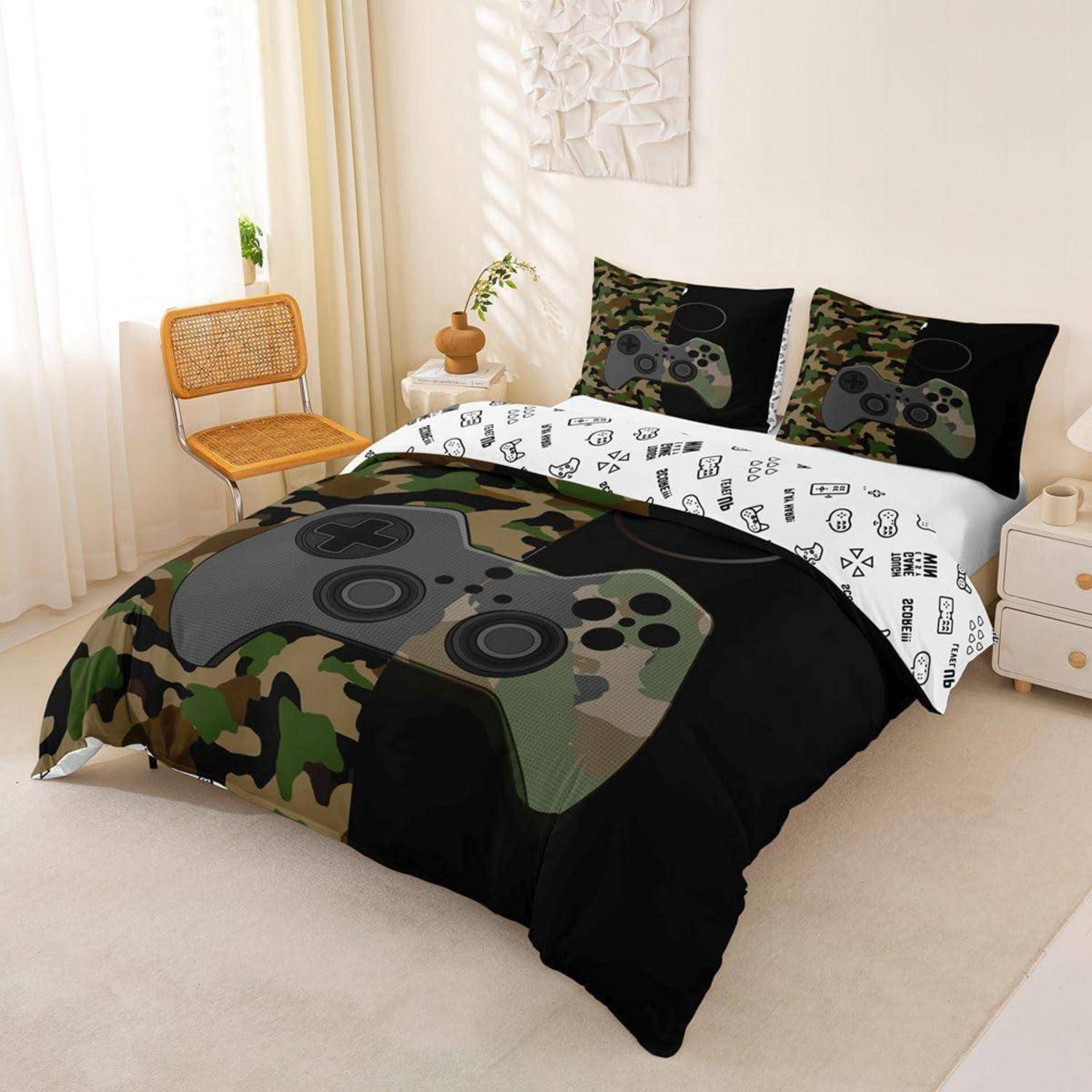 Ein Bett mit Camouflage-Spielcontroller-Bettwäsche und passenden Kissen in einem hellen, minimalistischen Schlafzimmer.
