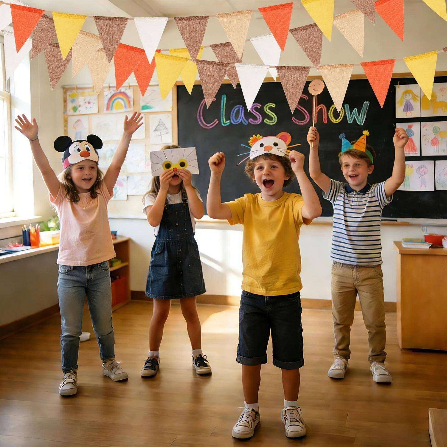 Vier Kinder in Tiermasken feiern während einer "Klassenshow""-Aufführung im Klassenzimmer mit Wimpeldekorationen und Kunstwerken an den Wänden.