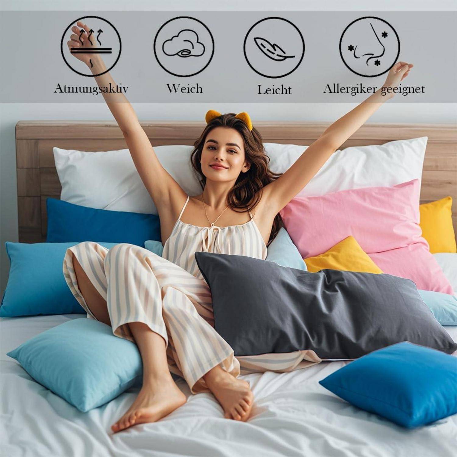 Frau, die auf einem Bett mit bunten Kissen faulenzt, mit Symbolen oben, die die Bettwäsche als atmungsaktiv, weich, leicht und allergikerfreundlich kennzeichnen.
