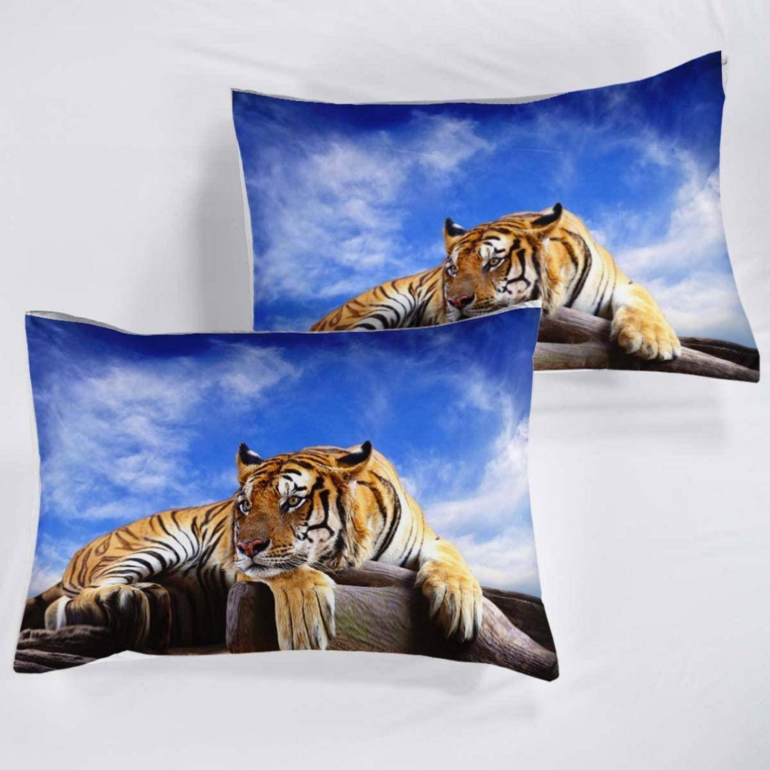 Zwei rechteckige Kissen bedruckt mit einem ruhenden Tiger gegen einen blauen Himmel, auf weißem Hintergrund gezeigt, ein größeres vorne und ein kleineres dahinter.